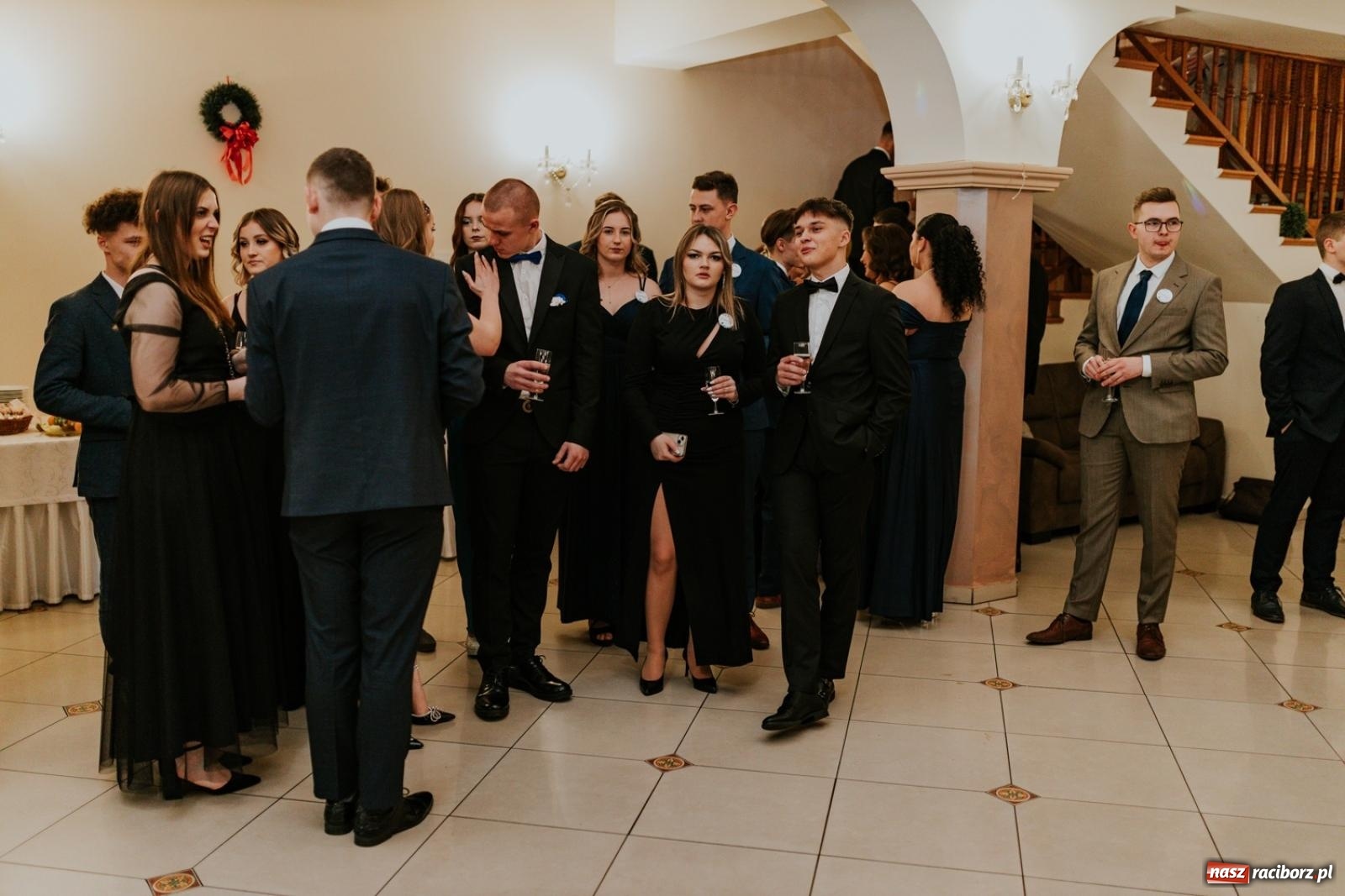 Zdjęcie w galerii na portalu naszraciborz.pl: Piękni i młodzi. Bal studniówkowy Ekonomika na bis! [FOTO] wiadomości z regionu