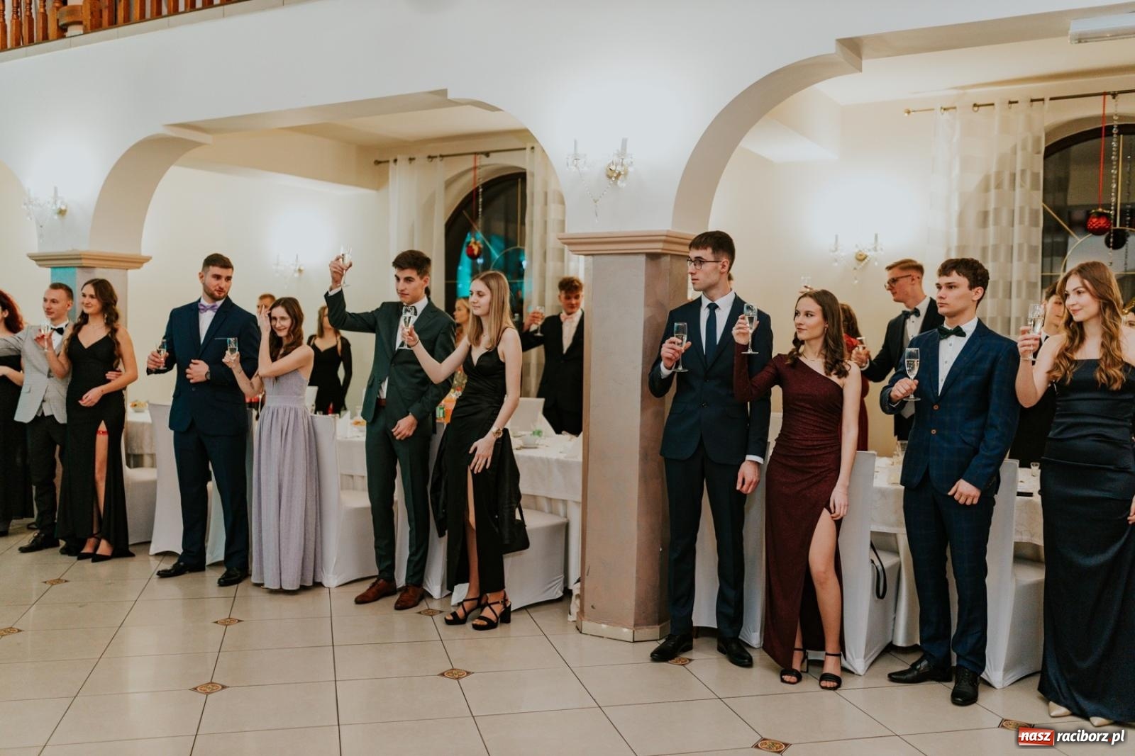 Zdjęcie w galerii na portalu naszraciborz.pl: Piękni i młodzi. Bal studniówkowy Ekonomika na bis! [FOTO] wiadomości z regionu