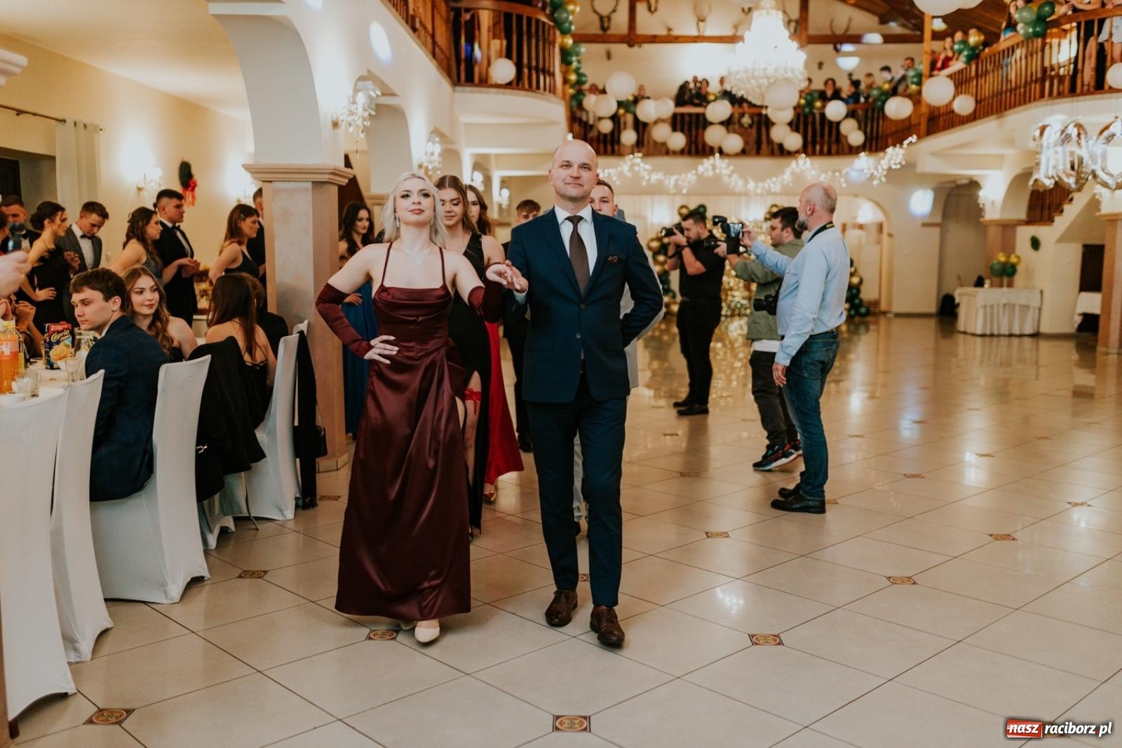 Zdjęcie w galerii na portalu naszraciborz.pl: Piękni i młodzi. Bal studniówkowy Ekonomika na bis! [FOTO] wiadomości z regionu