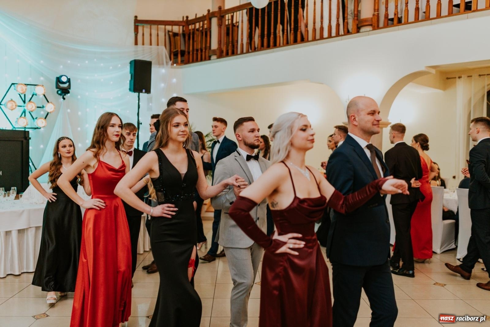 Zdjęcie w galerii na portalu naszraciborz.pl: Piękni i młodzi. Bal studniówkowy Ekonomika na bis! [FOTO] wiadomości z regionu