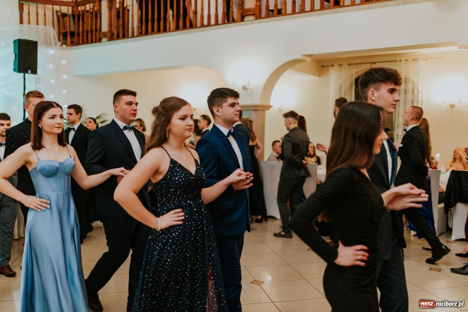 Zdjęcie w galerii na portalu naszraciborz.pl: Piękni i młodzi. Bal studniówkowy Ekonomika na bis! [FOTO] wiadomości z regionu