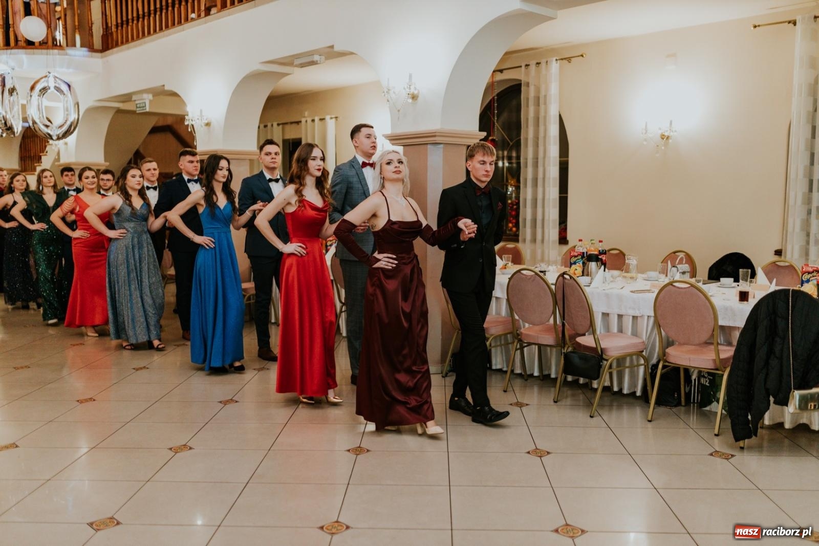 Zdjęcie w galerii na portalu naszraciborz.pl: Piękni i młodzi. Bal studniówkowy Ekonomika na bis! [FOTO] wiadomości z regionu