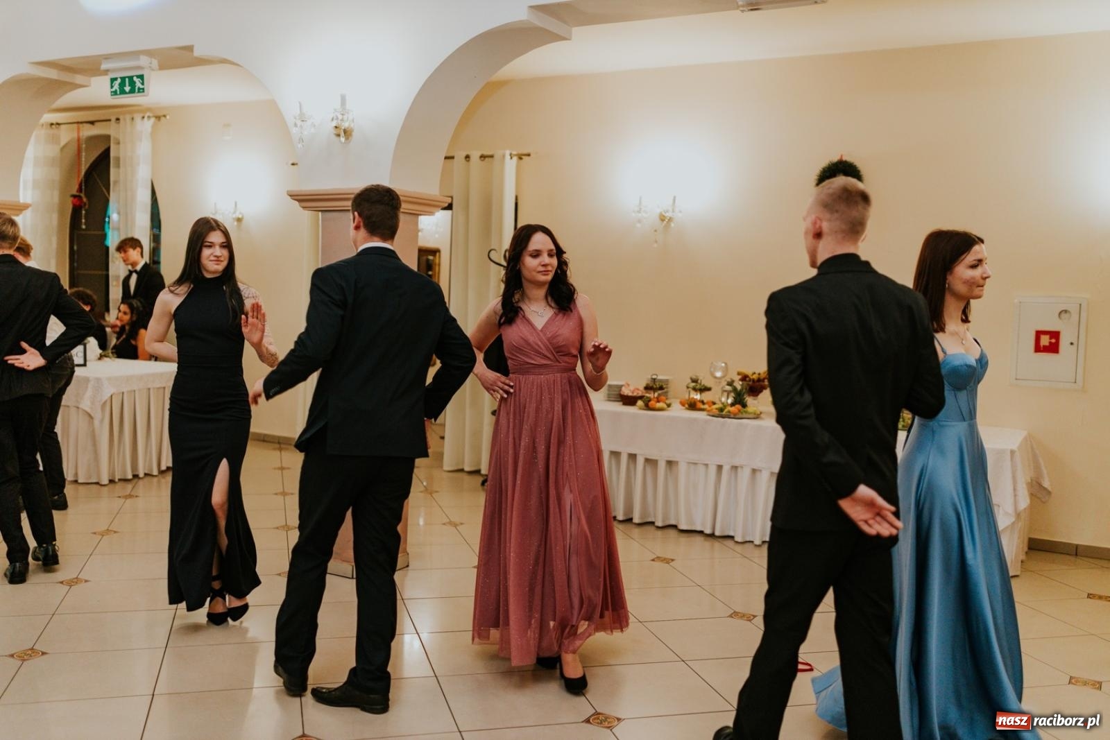 Zdjęcie w galerii na portalu naszraciborz.pl: Piękni i młodzi. Bal studniówkowy Ekonomika na bis! [FOTO] wiadomości z regionu