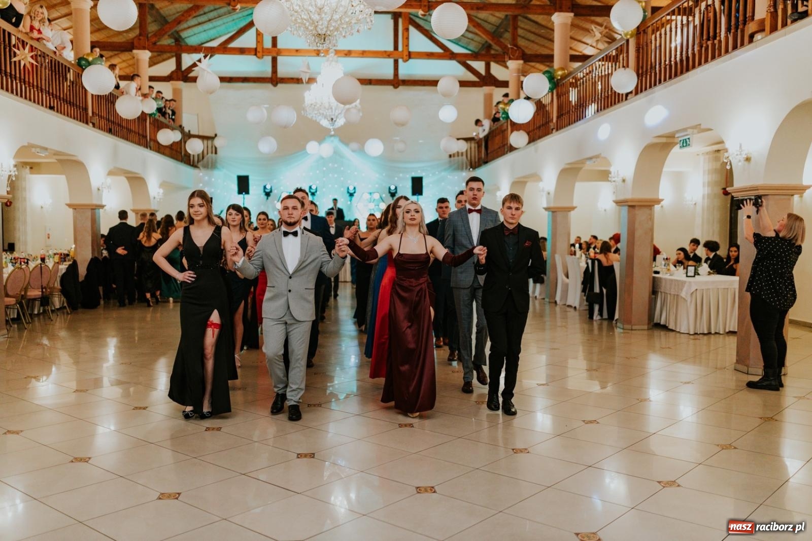 Zdjęcie w galerii na portalu naszraciborz.pl: Piękni i młodzi. Bal studniówkowy Ekonomika na bis! [FOTO] wiadomości z regionu