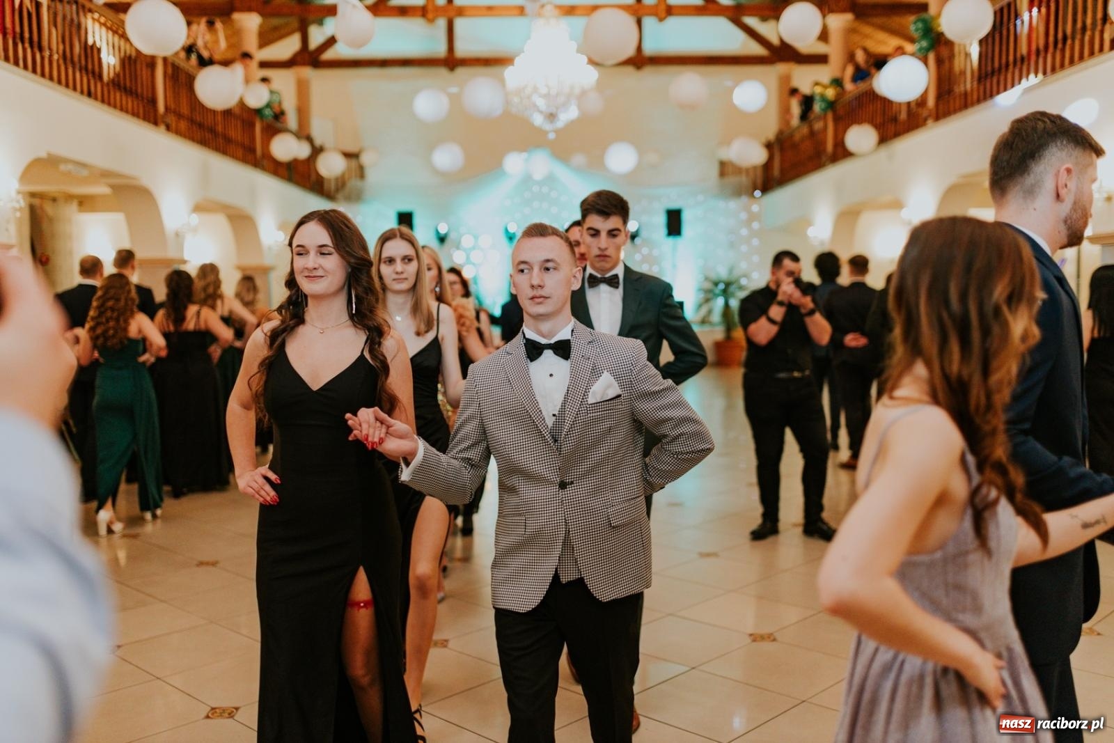 Zdjęcie w galerii na portalu naszraciborz.pl: Piękni i młodzi. Bal studniówkowy Ekonomika na bis! [FOTO] wiadomości z regionu