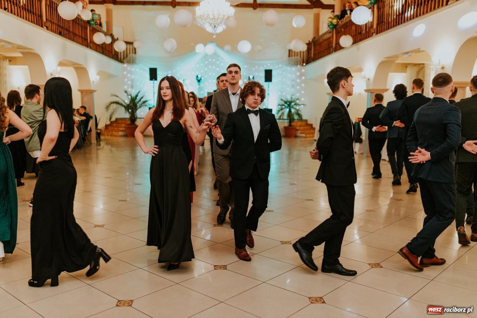 Zdjęcie w galerii na portalu naszraciborz.pl: Piękni i młodzi. Bal studniówkowy Ekonomika na bis! [FOTO] wiadomości z regionu