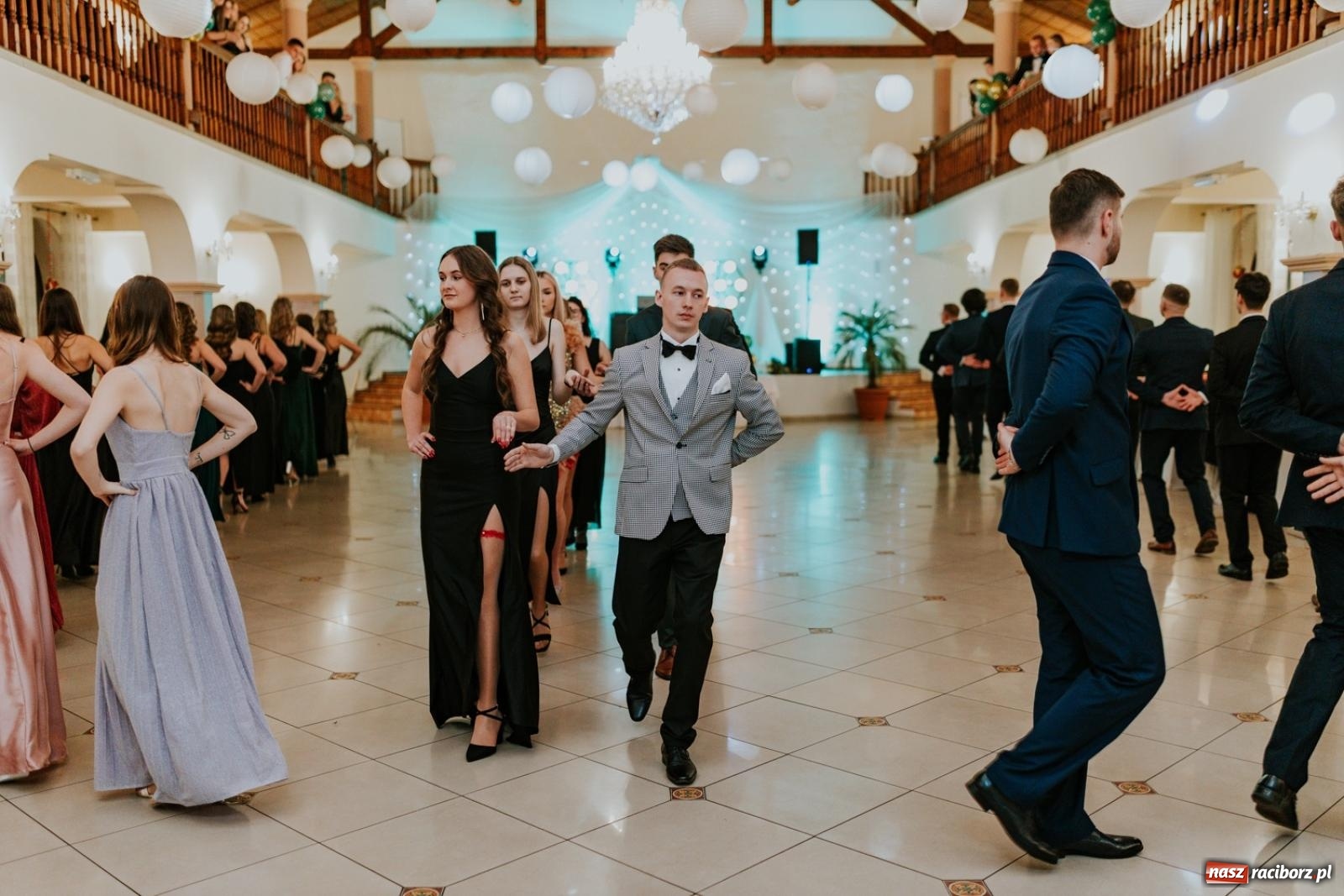 Zdjęcie w galerii na portalu naszraciborz.pl: Piękni i młodzi. Bal studniówkowy Ekonomika na bis! [FOTO] wiadomości z regionu