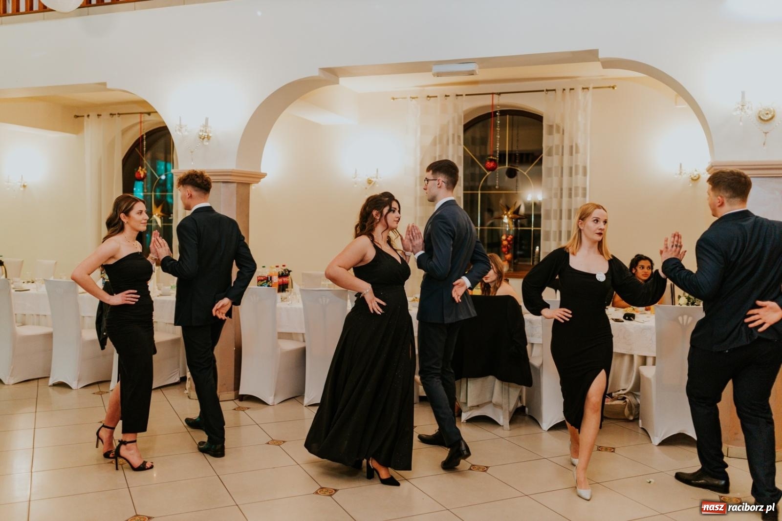 Zdjęcie w galerii na portalu naszraciborz.pl: Piękni i młodzi. Bal studniówkowy Ekonomika na bis! [FOTO] wiadomości z regionu