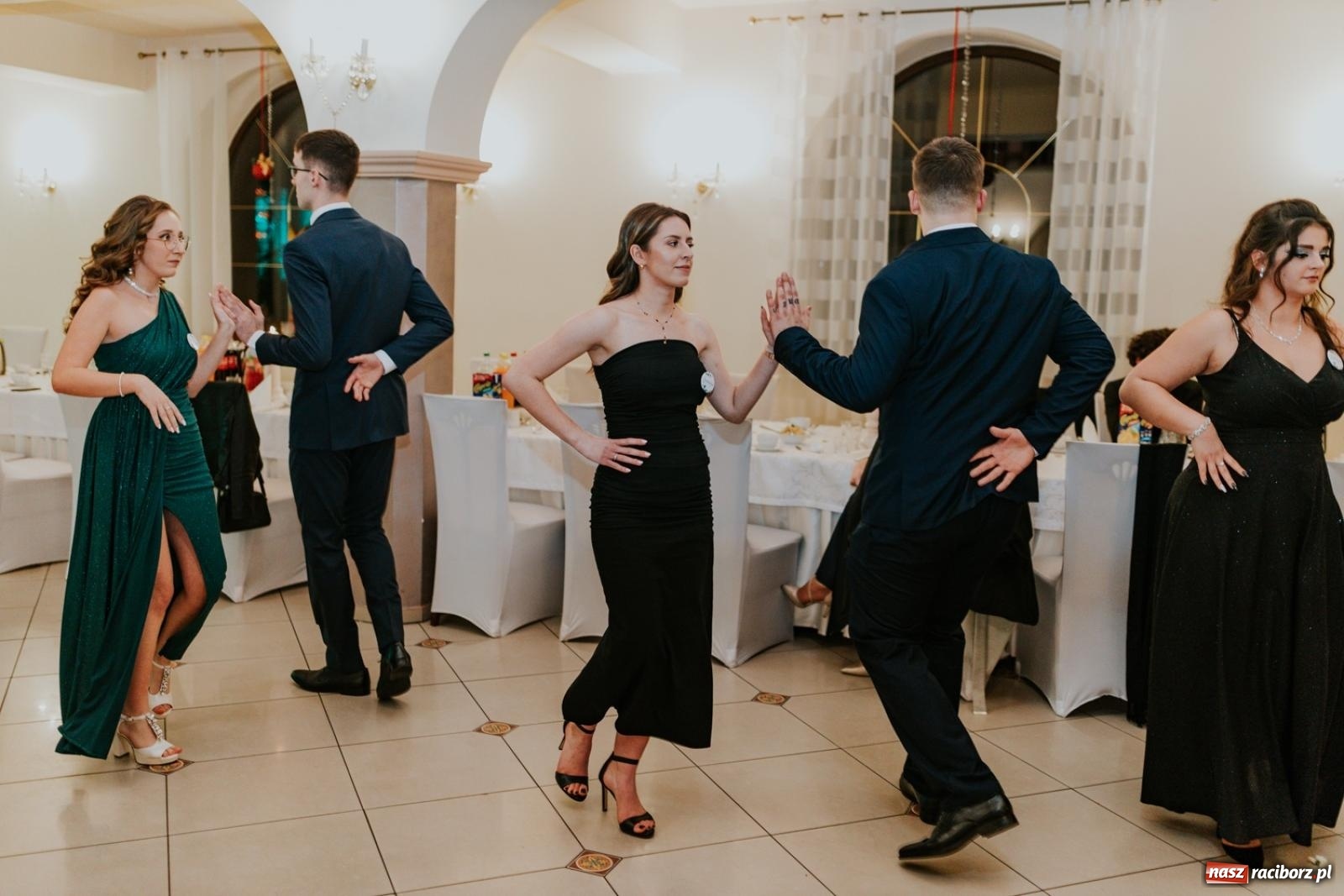 Zdjęcie w galerii na portalu naszraciborz.pl: Piękni i młodzi. Bal studniówkowy Ekonomika na bis! [FOTO] wiadomości z regionu