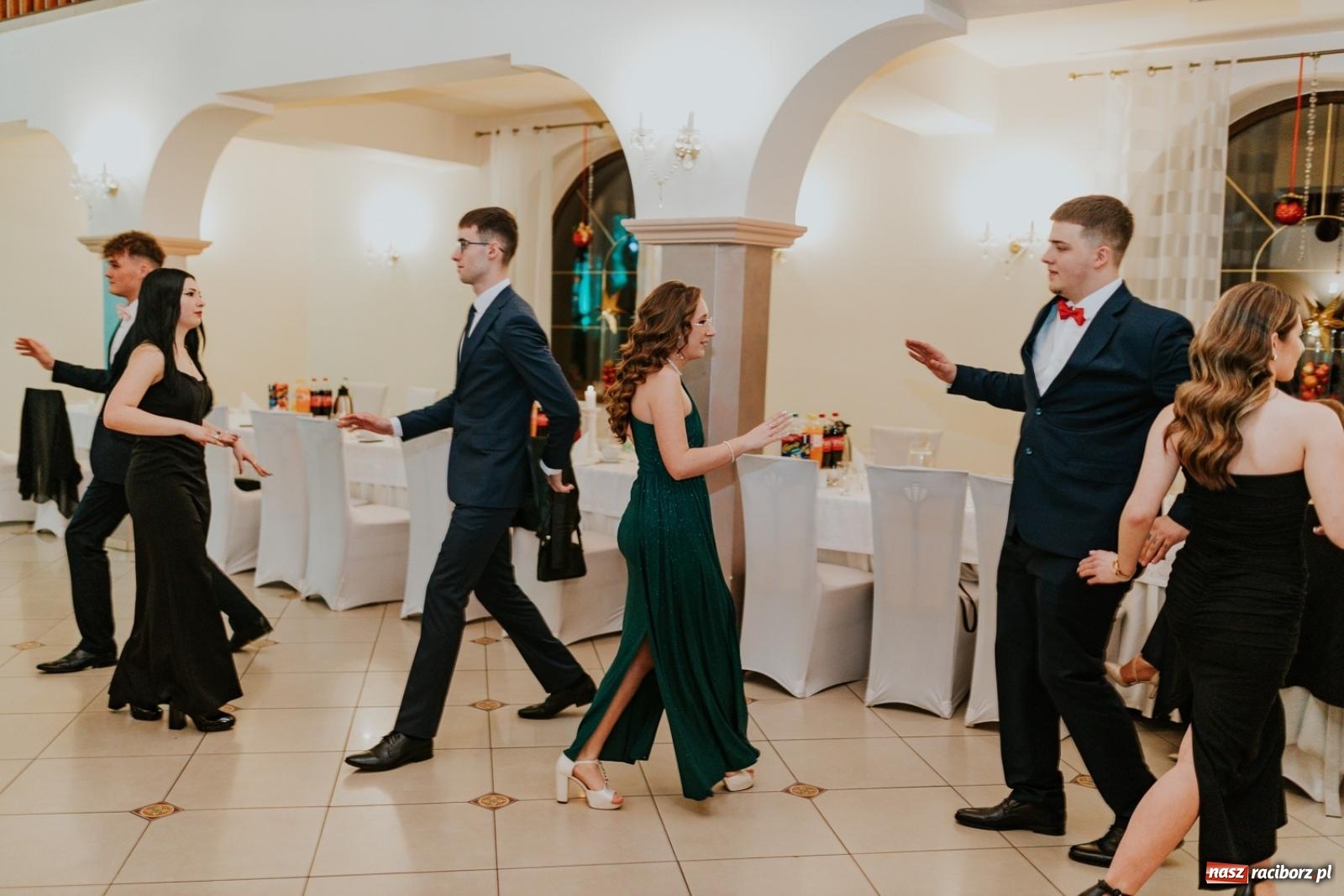 Zdjęcie w galerii na portalu naszraciborz.pl: Piękni i młodzi. Bal studniówkowy Ekonomika na bis! [FOTO] wiadomości z regionu