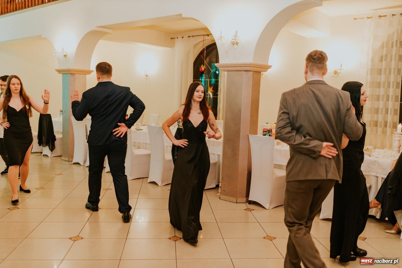 Zdjęcie w galerii na portalu naszraciborz.pl: Piękni i młodzi. Bal studniówkowy Ekonomika na bis! [FOTO] wiadomości z regionu