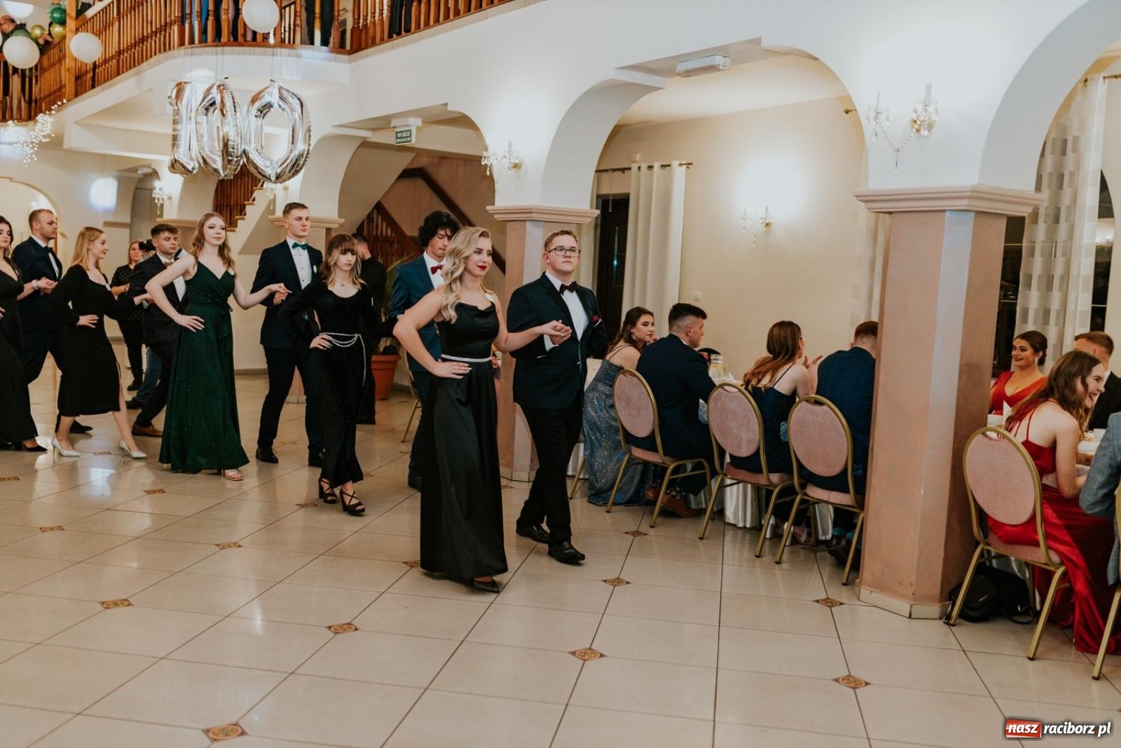 Zdjęcie w galerii na portalu naszraciborz.pl: Piękni i młodzi. Bal studniówkowy Ekonomika na bis! [FOTO] wiadomości z regionu