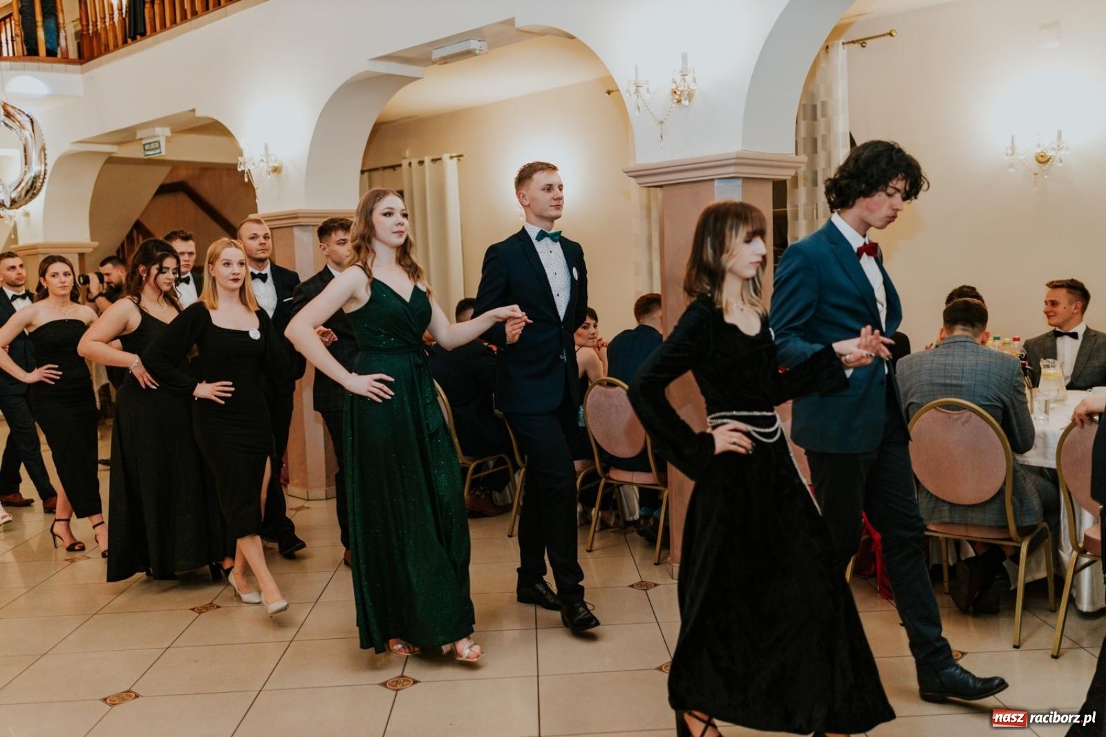 Zdjęcie w galerii na portalu naszraciborz.pl: Piękni i młodzi. Bal studniówkowy Ekonomika na bis! [FOTO] wiadomości z regionu