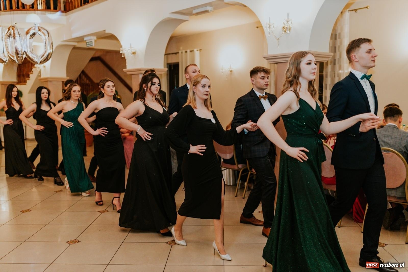 Zdjęcie w galerii na portalu naszraciborz.pl: Piękni i młodzi. Bal studniówkowy Ekonomika na bis! [FOTO] wiadomości z regionu
