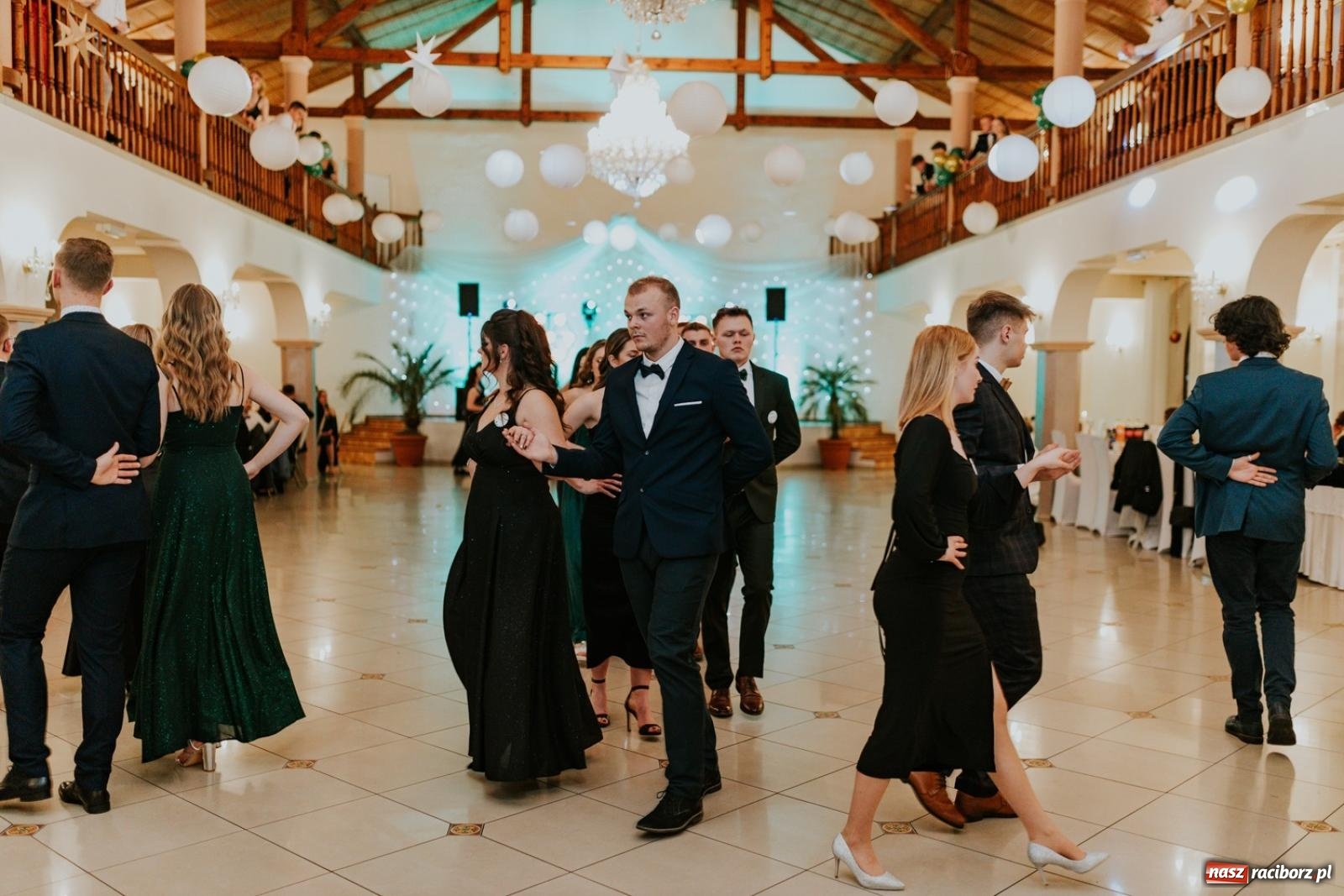 Zdjęcie w galerii na portalu naszraciborz.pl: Piękni i młodzi. Bal studniówkowy Ekonomika na bis! [FOTO] wiadomości z regionu