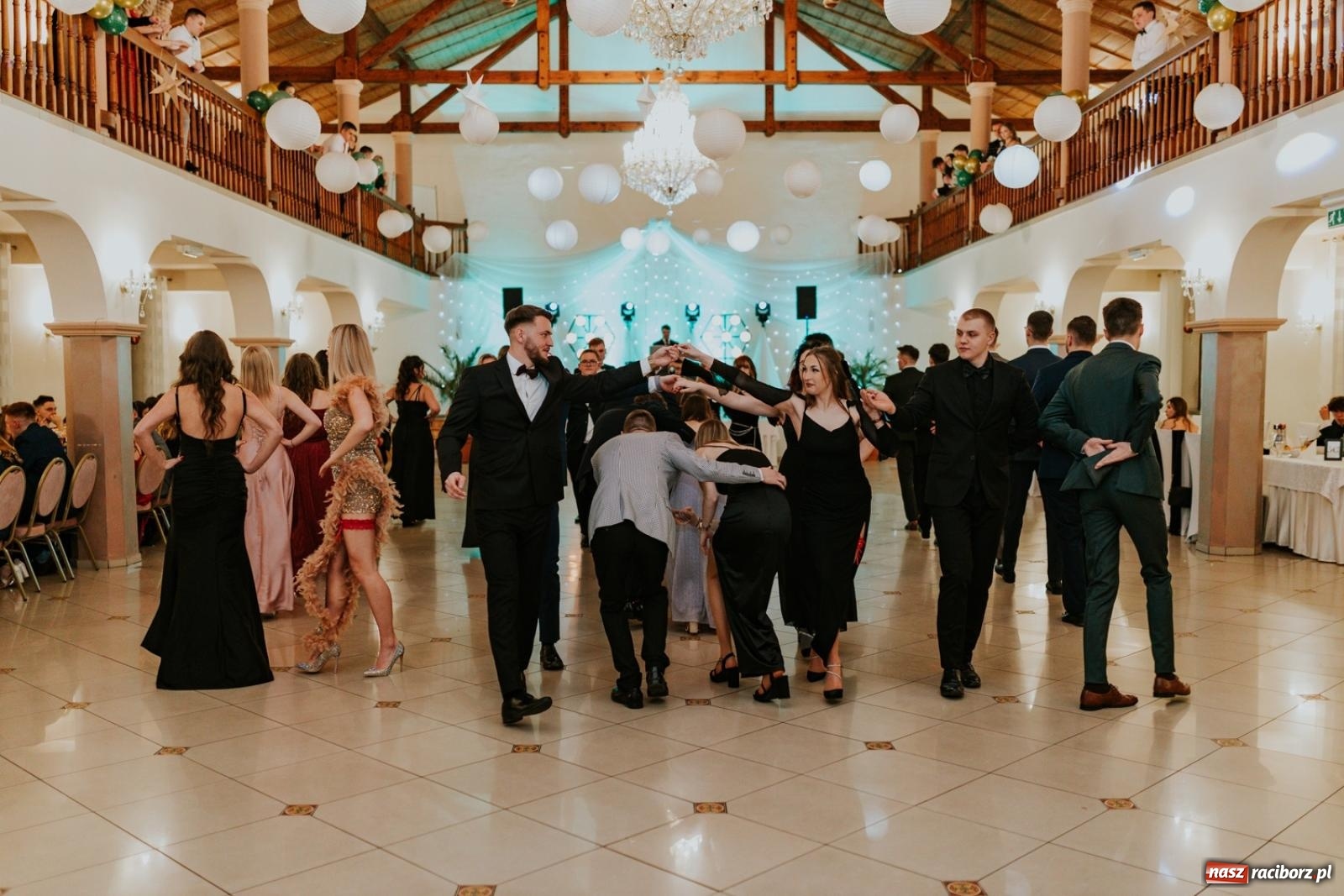 Zdjęcie w galerii na portalu naszraciborz.pl: Piękni i młodzi. Bal studniówkowy Ekonomika na bis! [FOTO] wiadomości z regionu