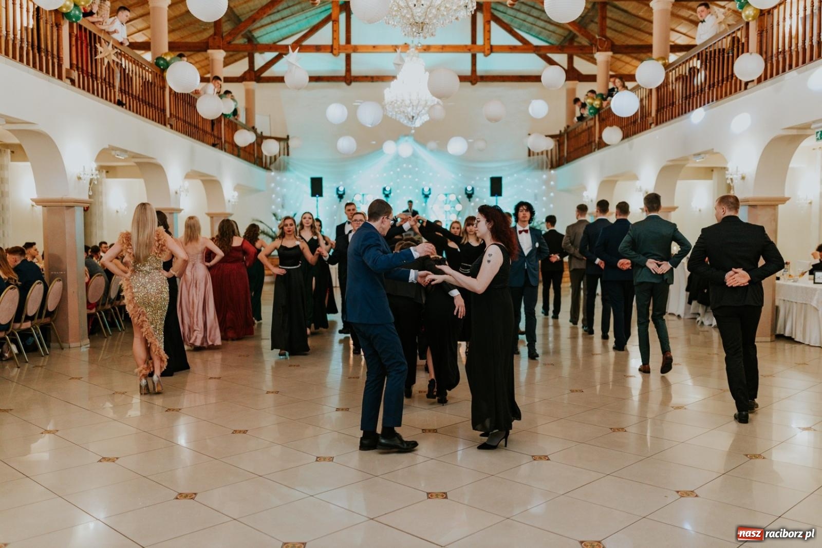 Zdjęcie w galerii na portalu naszraciborz.pl: Piękni i młodzi. Bal studniówkowy Ekonomika na bis! [FOTO] wiadomości z regionu