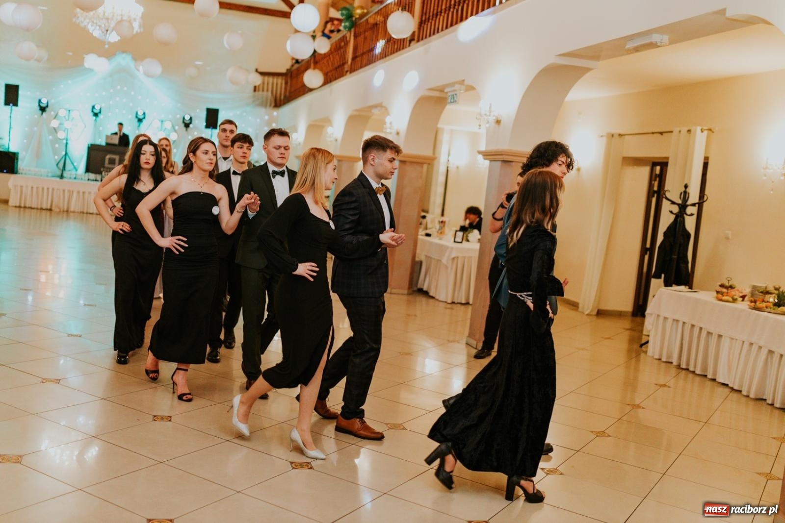 Zdjęcie w galerii na portalu naszraciborz.pl: Piękni i młodzi. Bal studniówkowy Ekonomika na bis! [FOTO] wiadomości z regionu