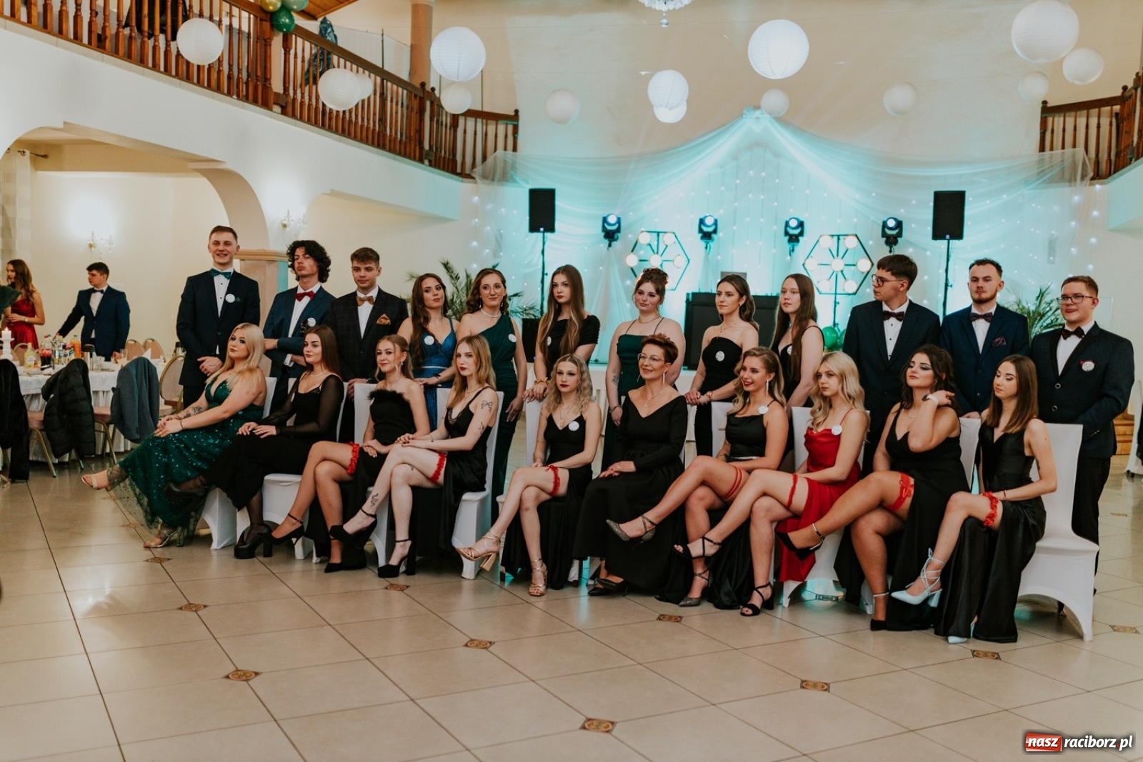 Zdjęcie w galerii na portalu naszraciborz.pl: Piękni i młodzi. Bal studniówkowy Ekonomika na bis! [FOTO] wiadomości z regionu