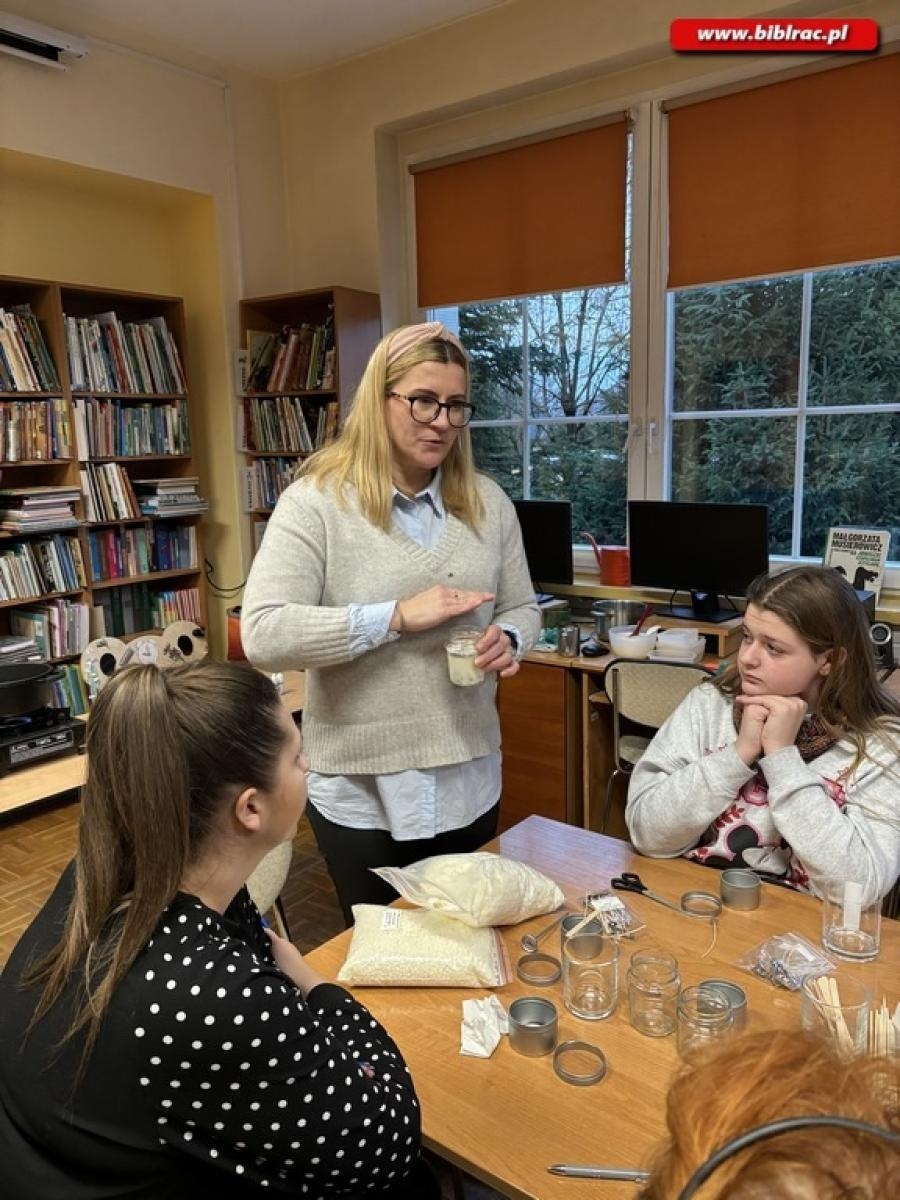 Zdjęcie w galerii na portalu naszraciborz.pl: Warsztaty świec sojowych w bibliotece w Ocicach wiadomości z regionu