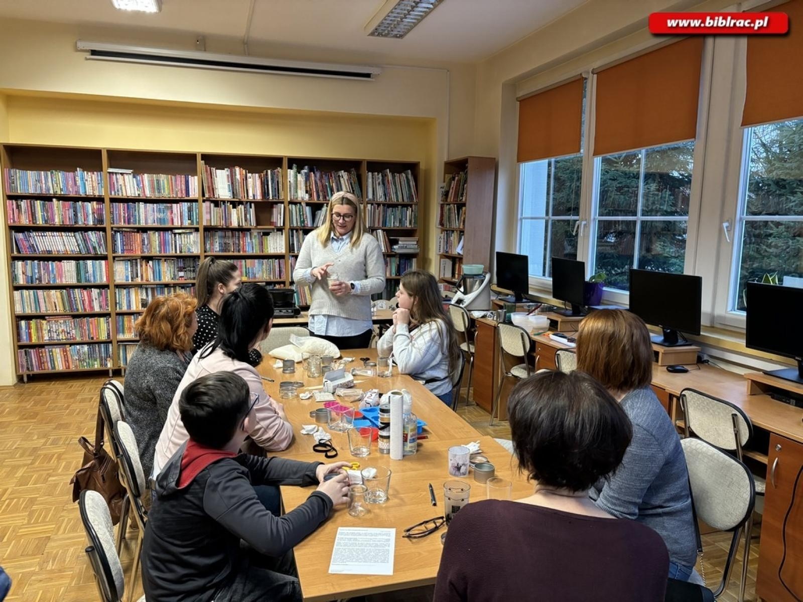 Zdjęcie w galerii na portalu naszraciborz.pl: Warsztaty świec sojowych w bibliotece w Ocicach wiadomości z regionu