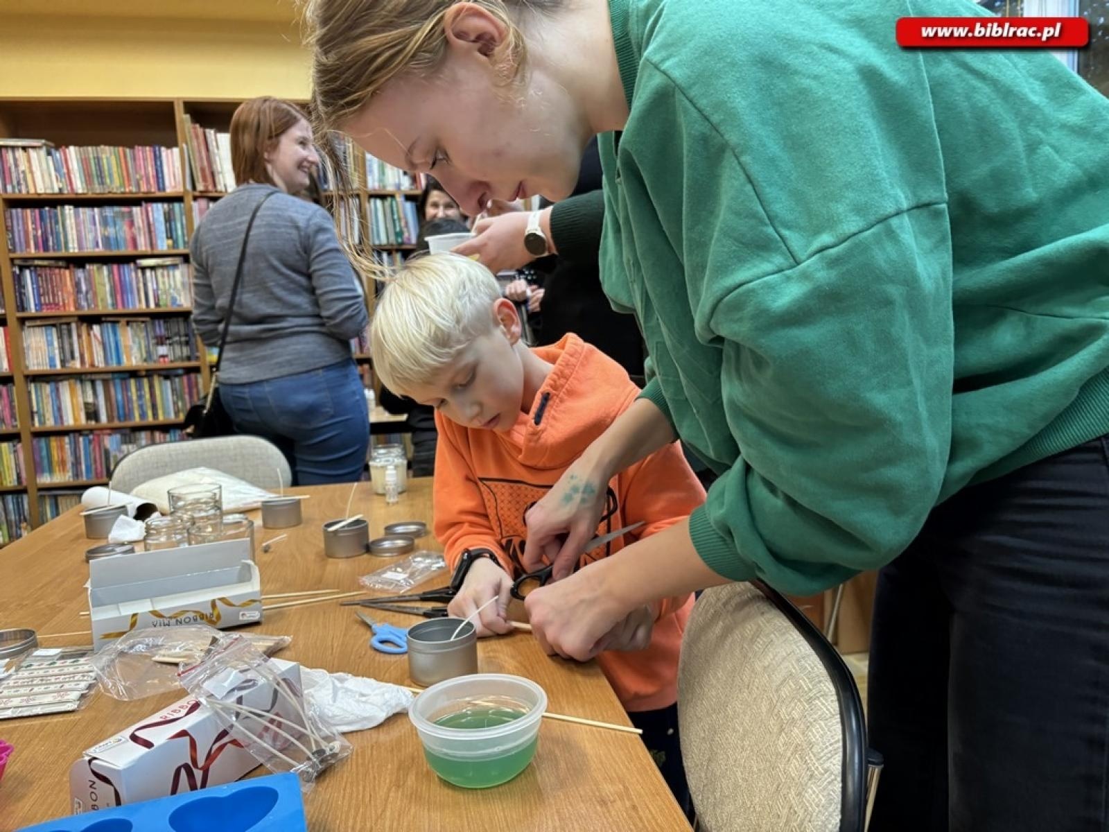 Zdjęcie w galerii na portalu naszraciborz.pl: Warsztaty świec sojowych w bibliotece w Ocicach wiadomości z regionu