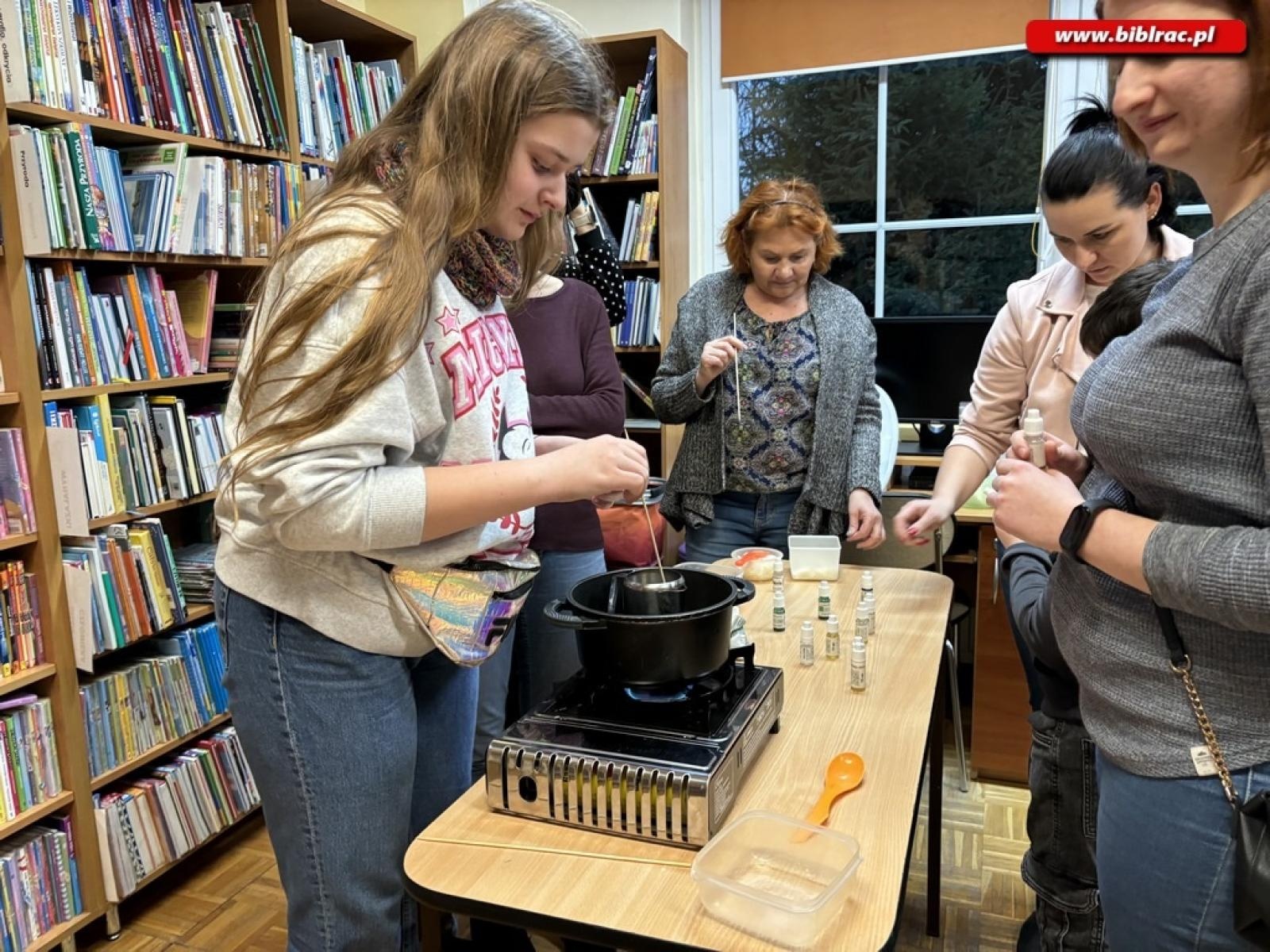 Zdjęcie w galerii na portalu naszraciborz.pl: Warsztaty świec sojowych w bibliotece w Ocicach wiadomości z regionu