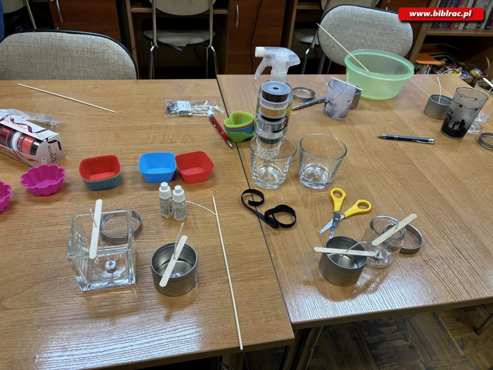 Zdjęcie w galerii na portalu naszraciborz.pl: Warsztaty świec sojowych w bibliotece w Ocicach wiadomości z regionu