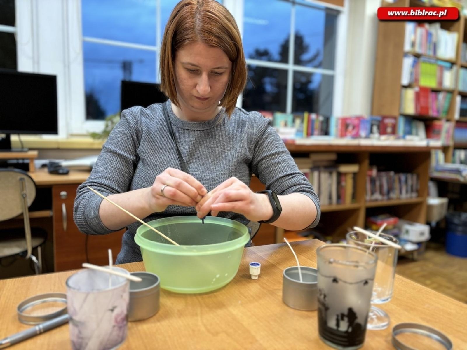 Zdjęcie w galerii na portalu naszraciborz.pl: Warsztaty świec sojowych w bibliotece w Ocicach wiadomości z regionu