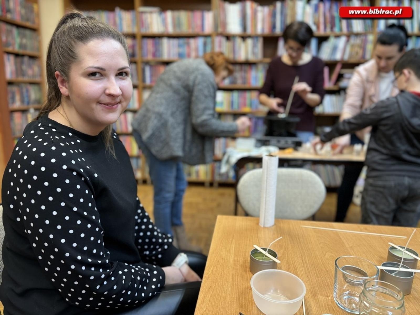 Zdjęcie w galerii na portalu naszraciborz.pl: Warsztaty świec sojowych w bibliotece w Ocicach wiadomości z regionu