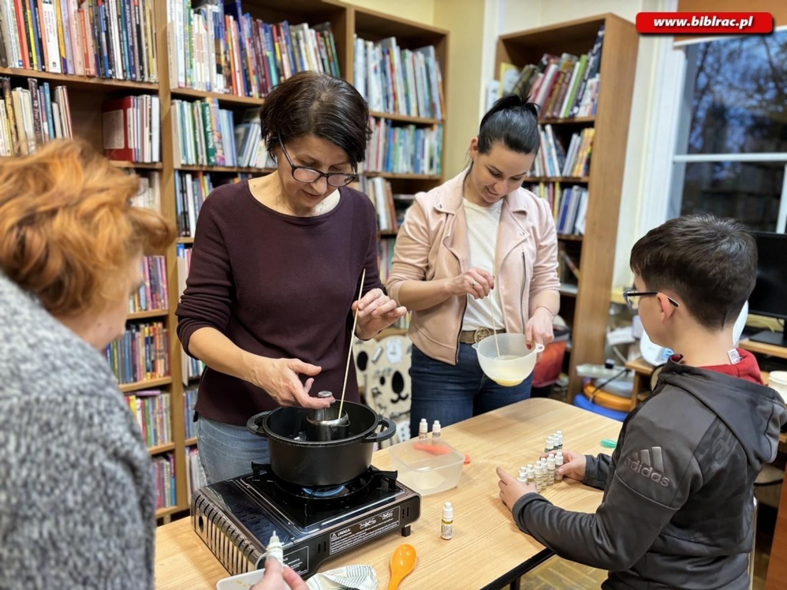 Zdjęcie w galerii na portalu naszraciborz.pl: Warsztaty świec sojowych w bibliotece w Ocicach wiadomości z regionu