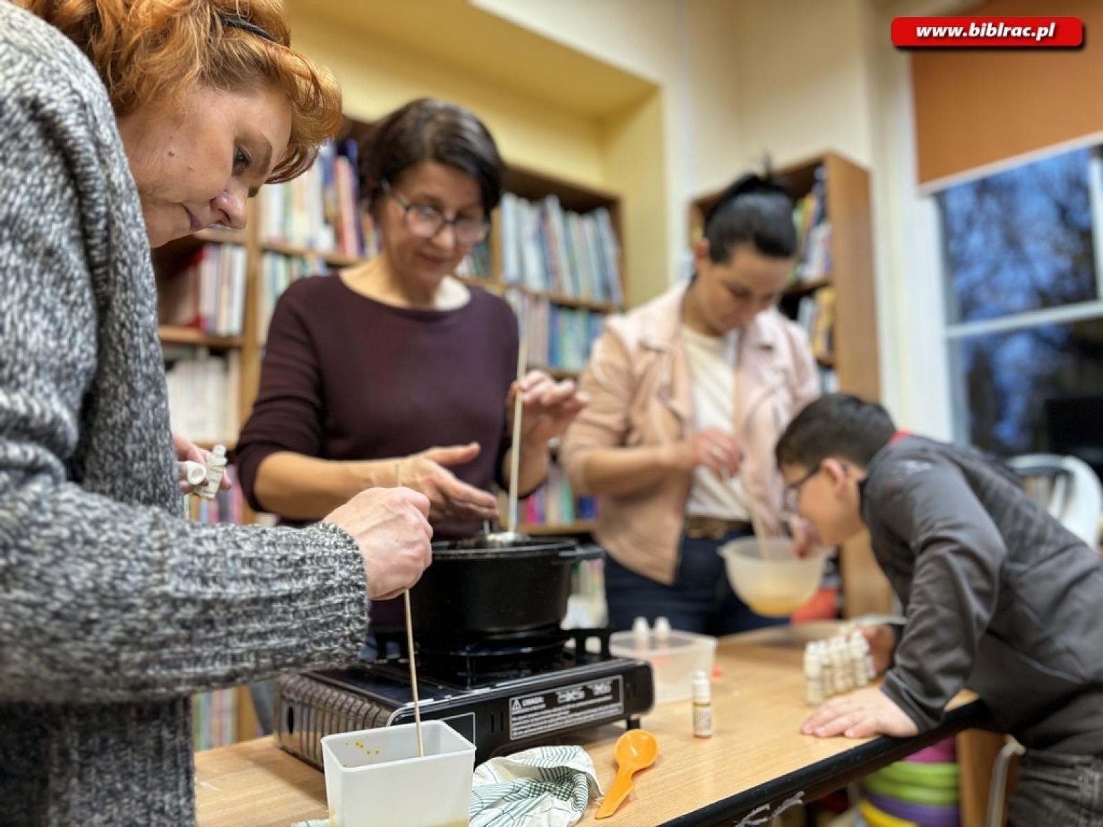Zdjęcie w galerii na portalu naszraciborz.pl: Warsztaty świec sojowych w bibliotece w Ocicach wiadomości z regionu