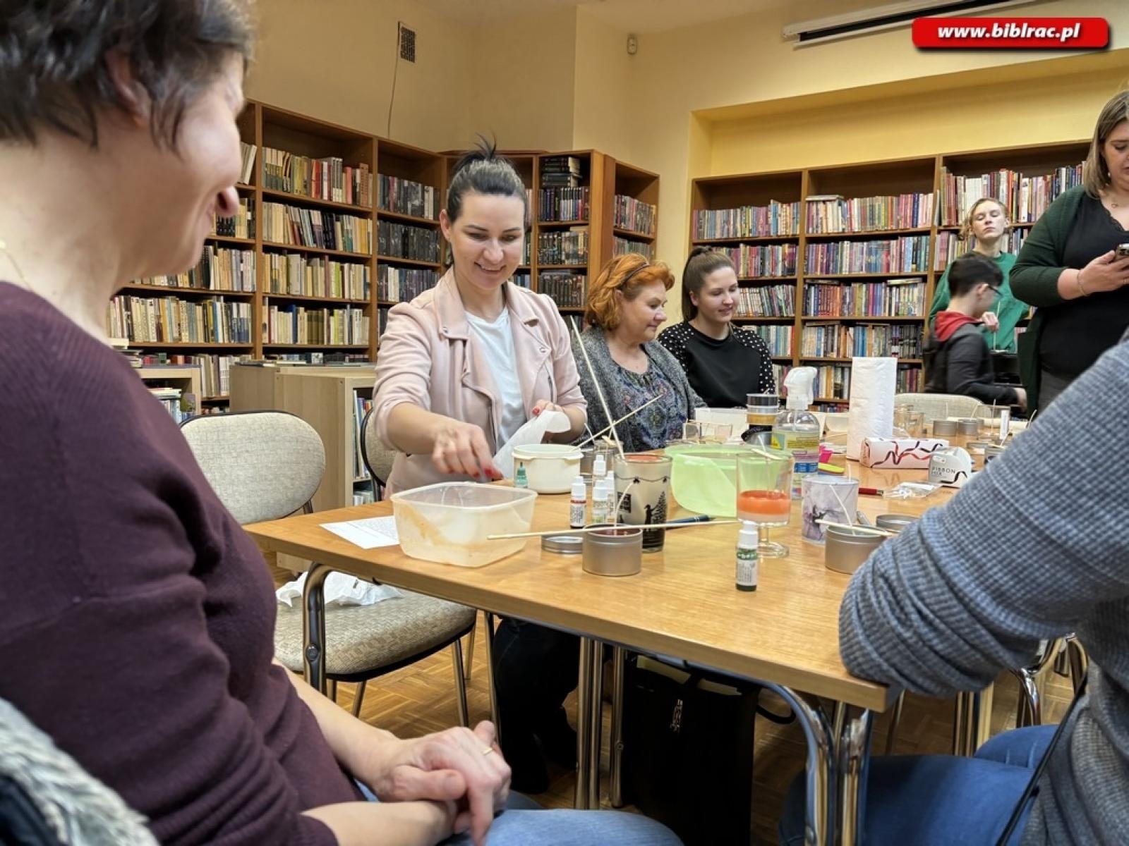 Zdjęcie w galerii na portalu naszraciborz.pl: Warsztaty świec sojowych w bibliotece w Ocicach wiadomości z regionu