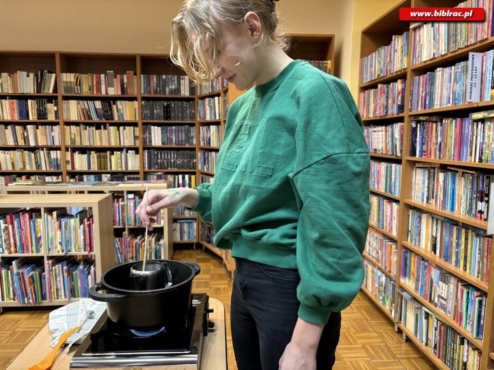 Zdjęcie w galerii na portalu naszraciborz.pl: Warsztaty świec sojowych w bibliotece w Ocicach wiadomości z regionu