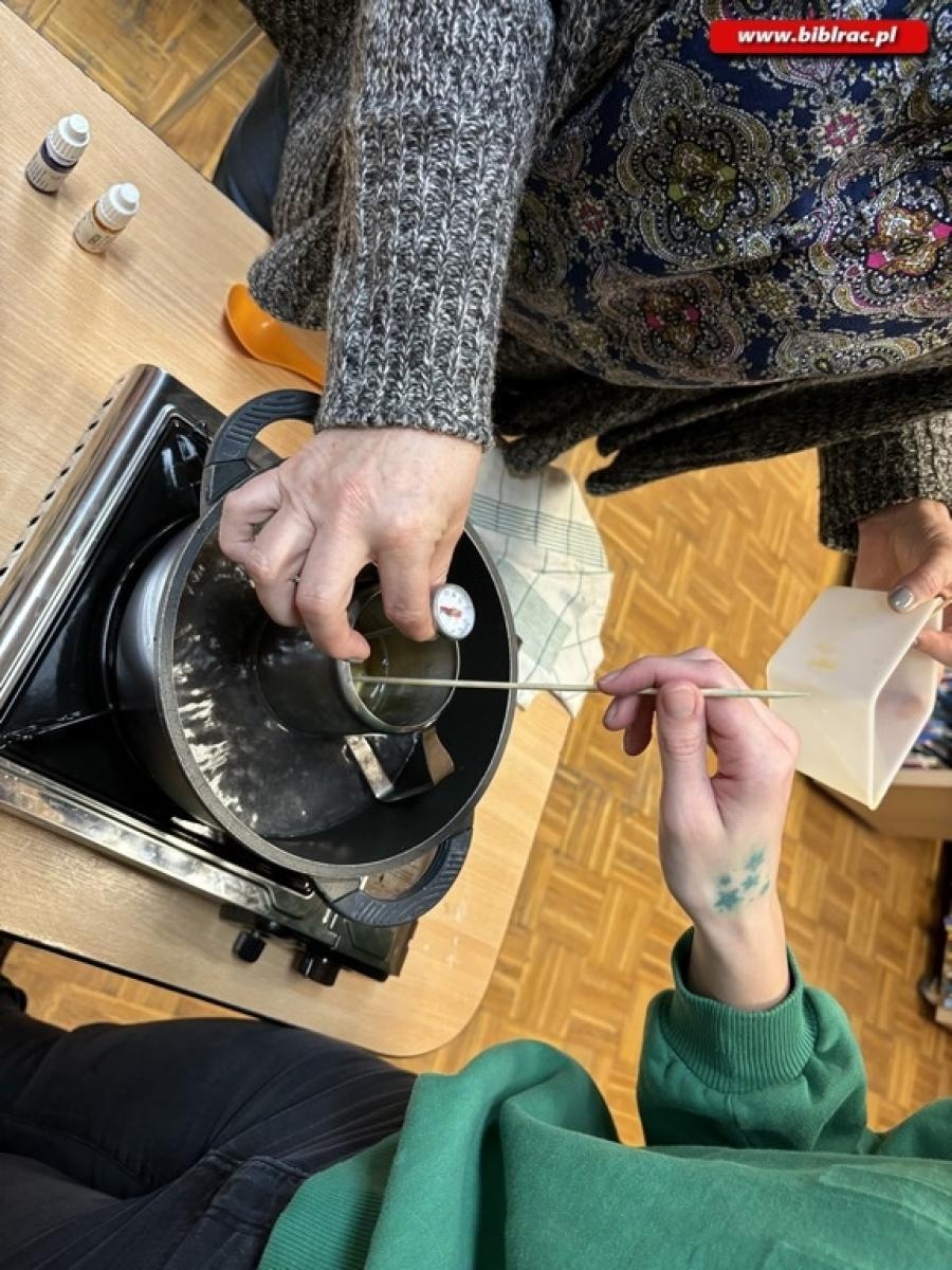 Zdjęcie w galerii na portalu naszraciborz.pl: Warsztaty świec sojowych w bibliotece w Ocicach wiadomości z regionu