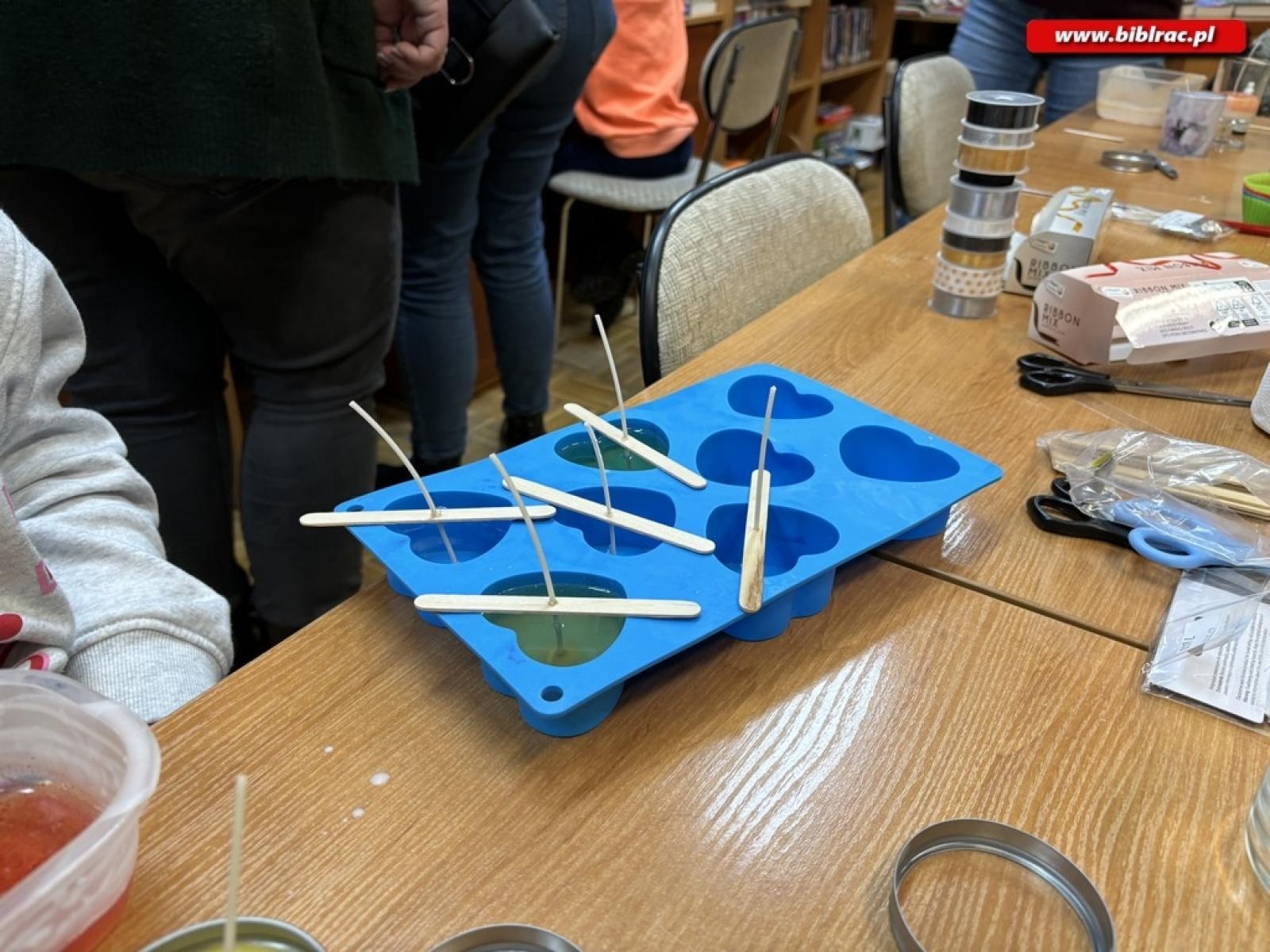Zdjęcie w galerii na portalu naszraciborz.pl: Warsztaty świec sojowych w bibliotece w Ocicach wiadomości z regionu