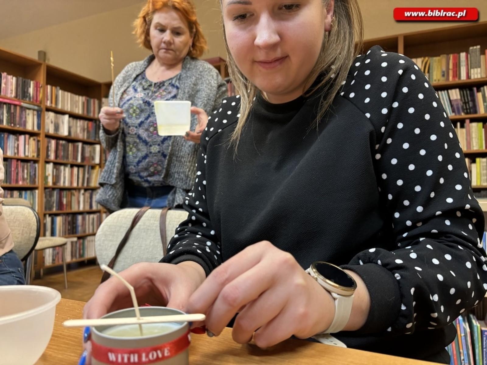 Zdjęcie w galerii na portalu naszraciborz.pl: Warsztaty świec sojowych w bibliotece w Ocicach wiadomości z regionu