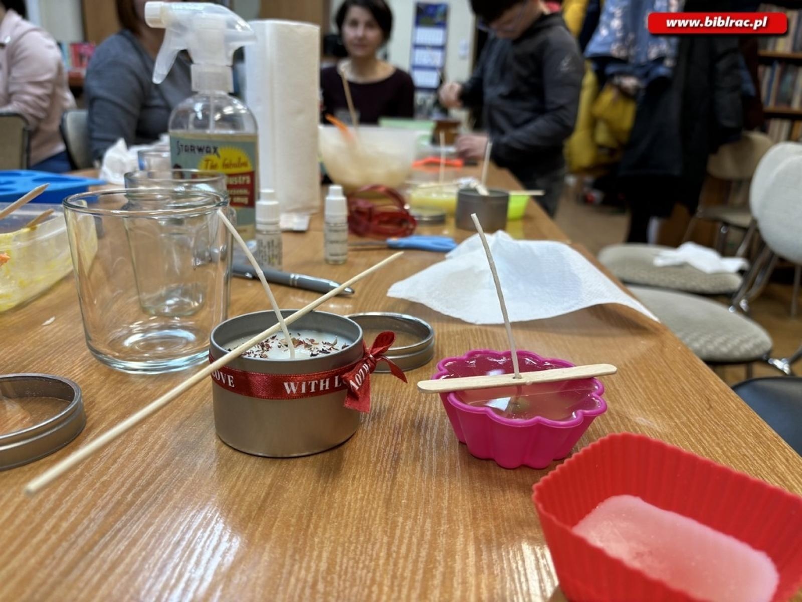 Zdjęcie w galerii na portalu naszraciborz.pl: Warsztaty świec sojowych w bibliotece w Ocicach wiadomości z regionu
