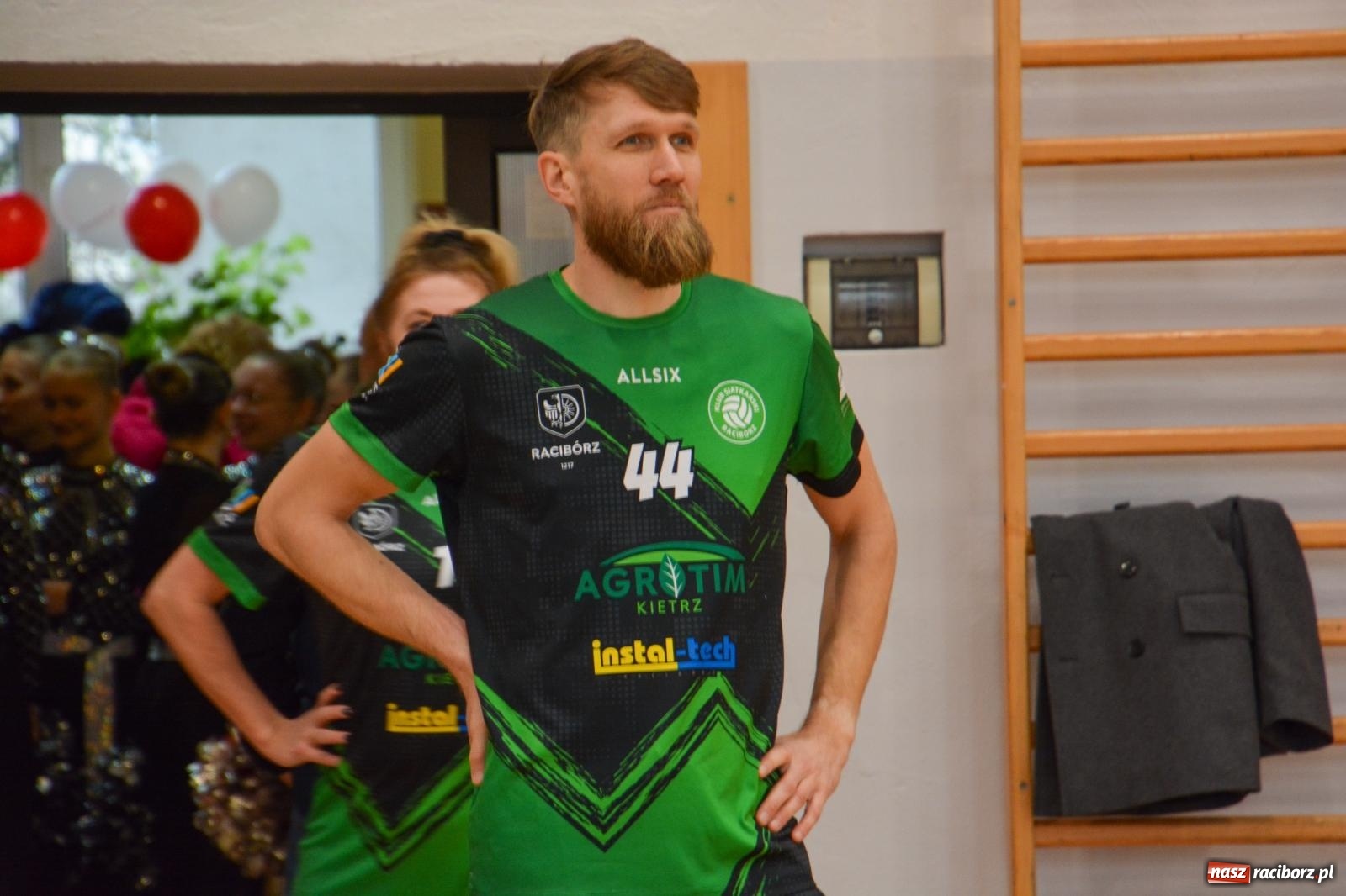 Zdjęcie w galerii na portalu naszraciborz.pl: Tu wszystko gra! Charytatywny mecz siatkówki na 32. finał WOŚP w Raciborzu wiadomości z regionu