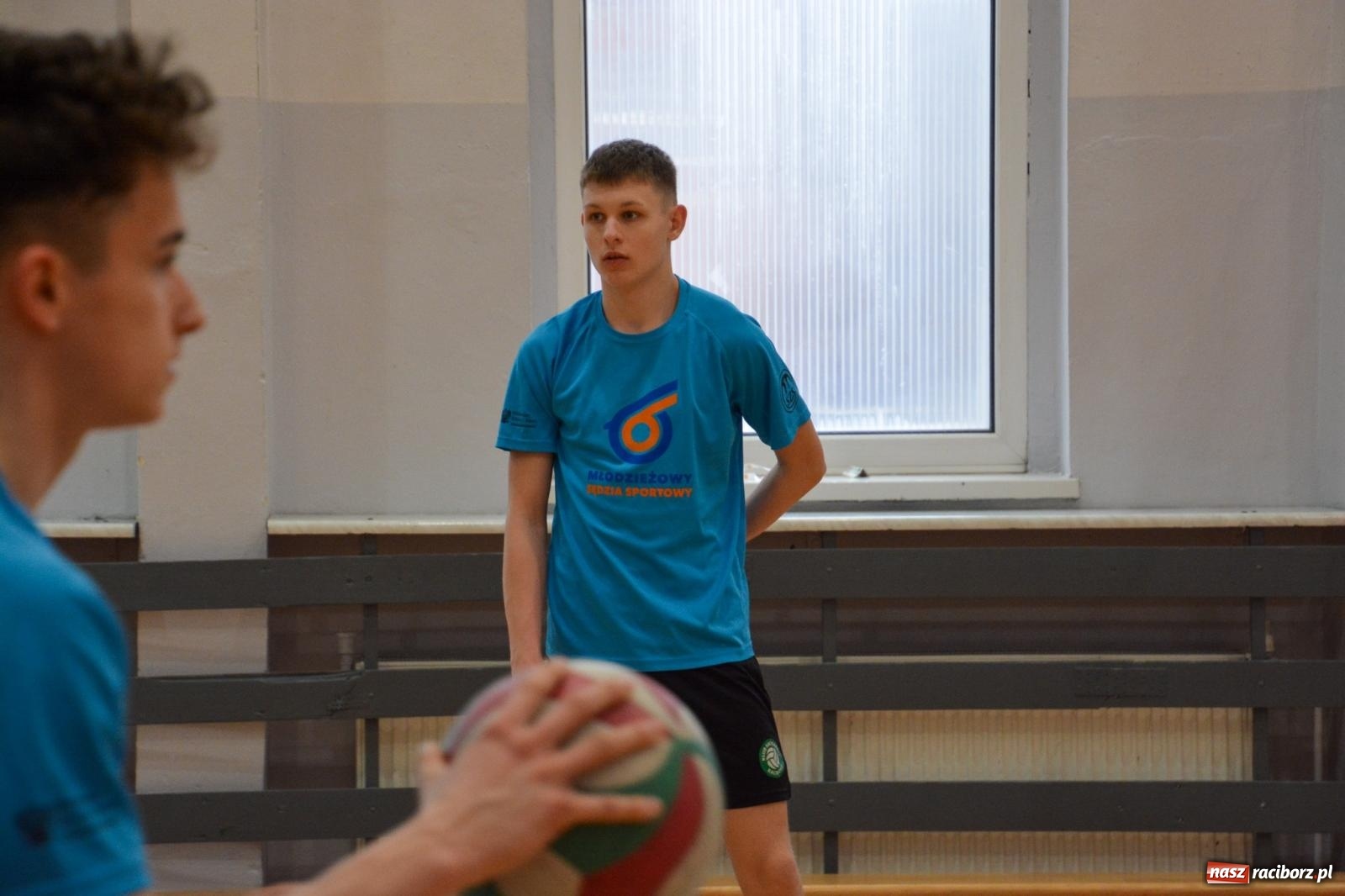 Zdjęcie w galerii na portalu naszraciborz.pl: Tu wszystko gra! Charytatywny mecz siatkówki na 32. finał WOŚP w Raciborzu wiadomości z regionu