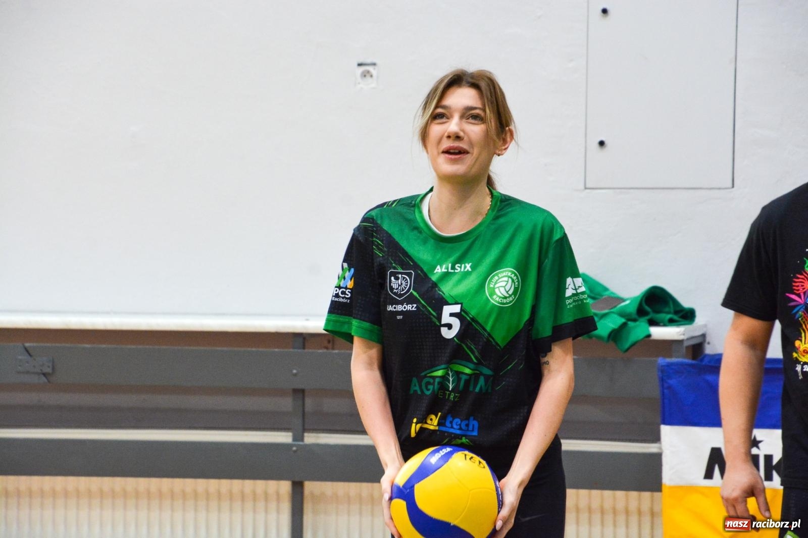 Zdjęcie w galerii na portalu naszraciborz.pl: Tu wszystko gra! Charytatywny mecz siatkówki na 32. finał WOŚP w Raciborzu wiadomości z regionu