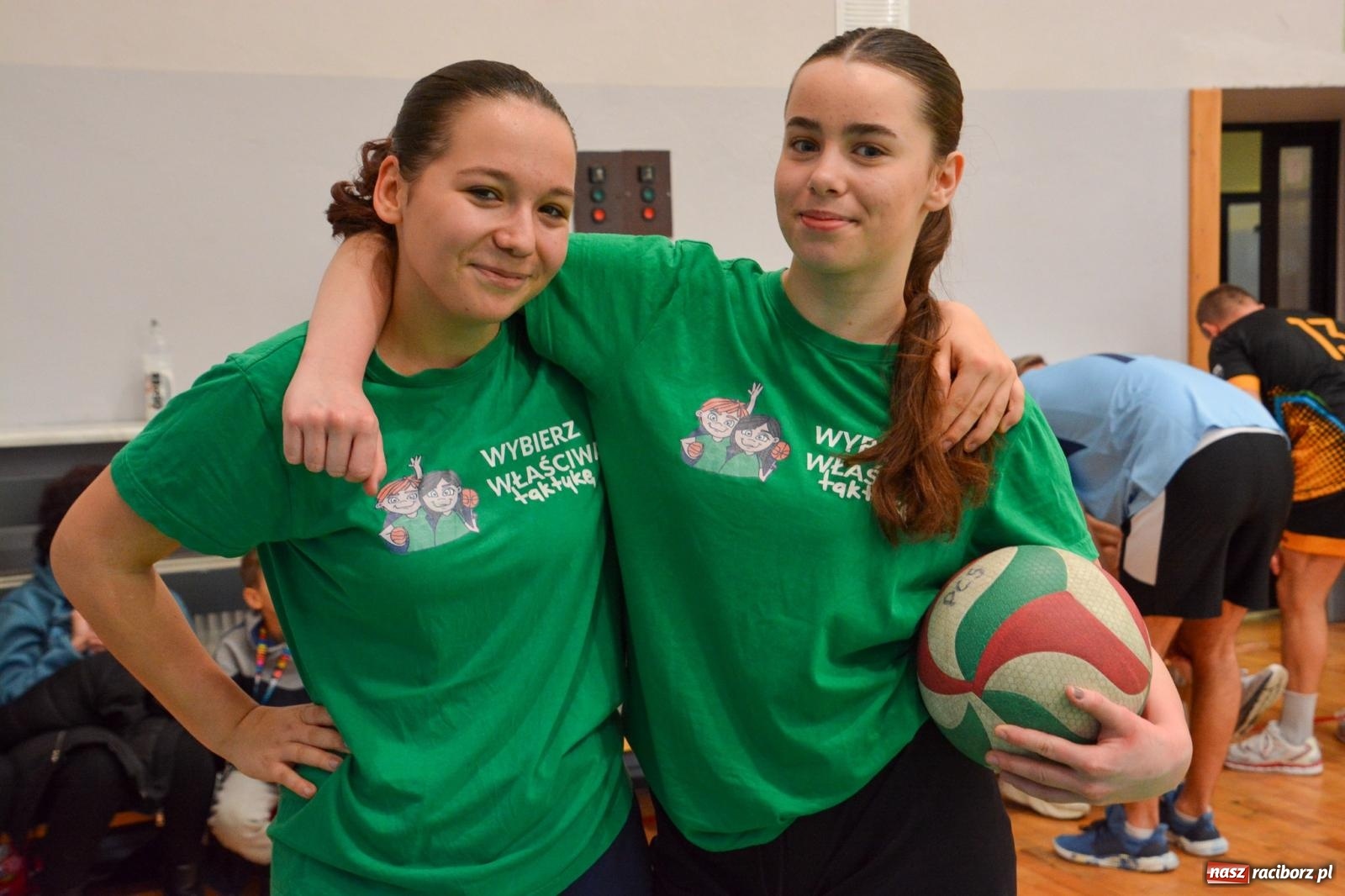 Zdjęcie w galerii na portalu naszraciborz.pl: Tu wszystko gra! Charytatywny mecz siatkówki na 32. finał WOŚP w Raciborzu wiadomości z regionu