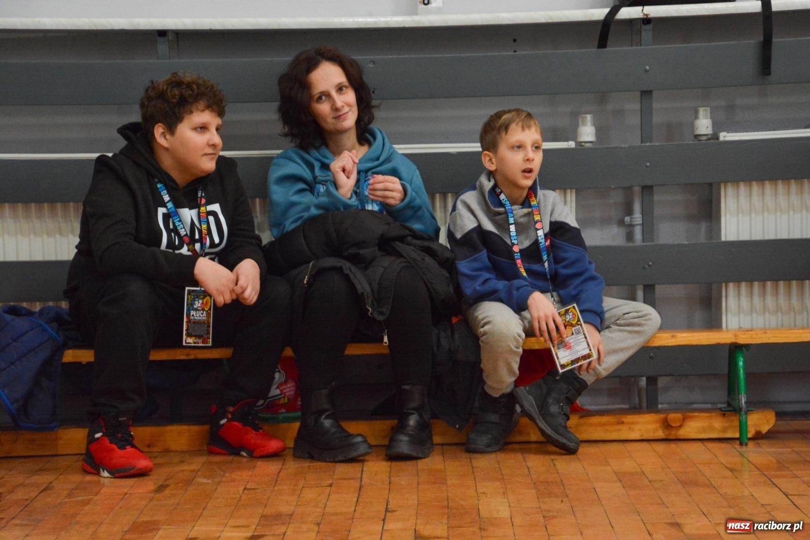 Zdjęcie w galerii na portalu naszraciborz.pl: Tu wszystko gra! Charytatywny mecz siatkówki na 32. finał WOŚP w Raciborzu wiadomości z regionu