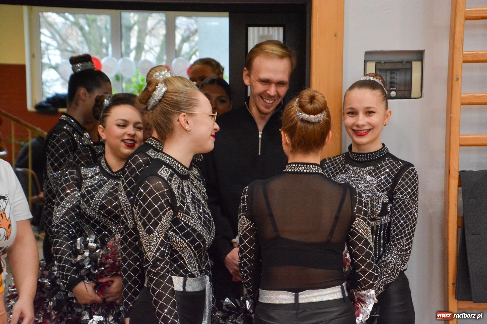 Zdjęcie w galerii na portalu naszraciborz.pl: Tu wszystko gra! Charytatywny mecz siatkówki na 32. finał WOŚP w Raciborzu wiadomości z regionu