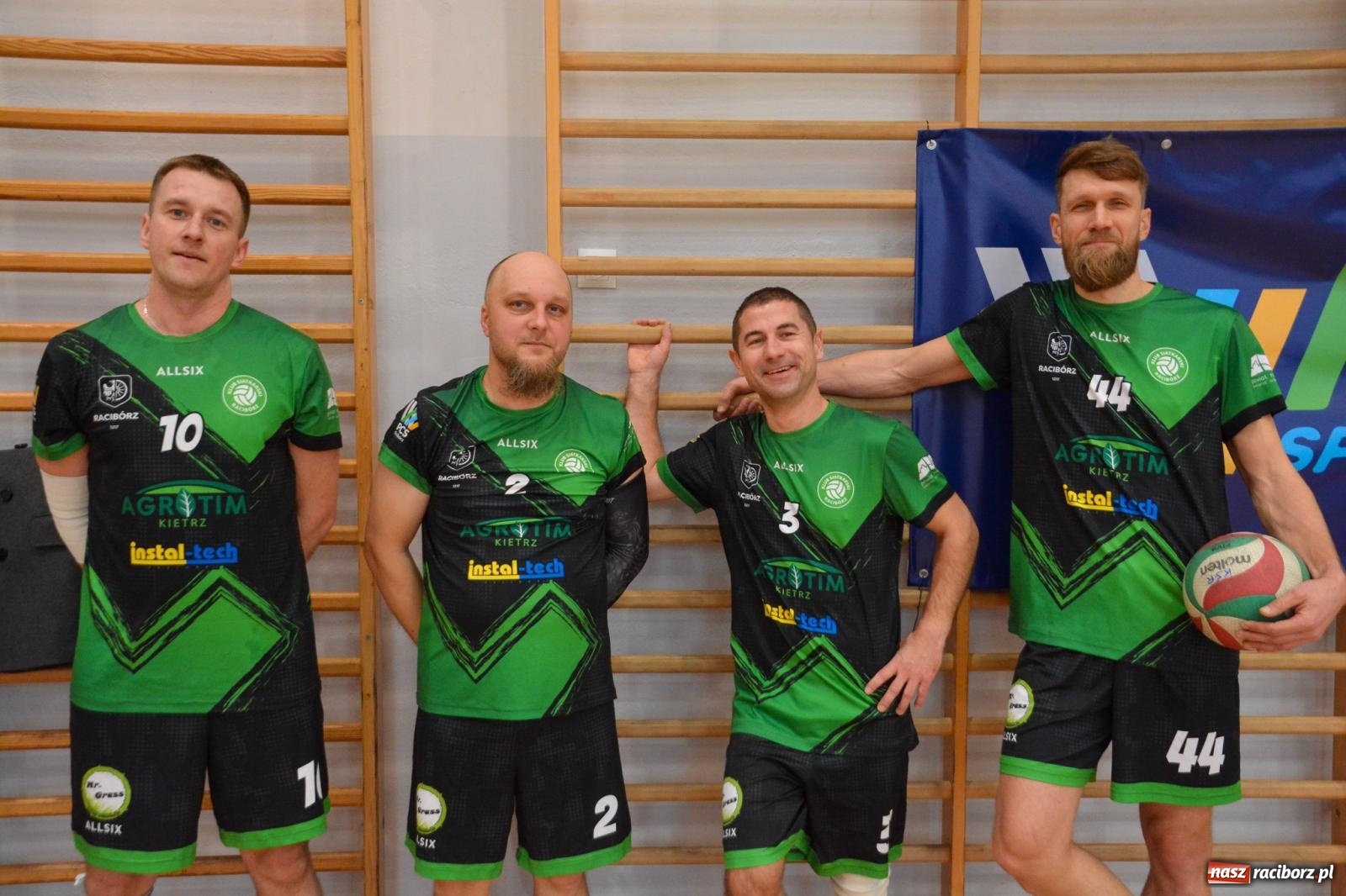 Zdjęcie w galerii na portalu naszraciborz.pl: Tu wszystko gra! Charytatywny mecz siatkówki na 32. finał WOŚP w Raciborzu wiadomości z regionu