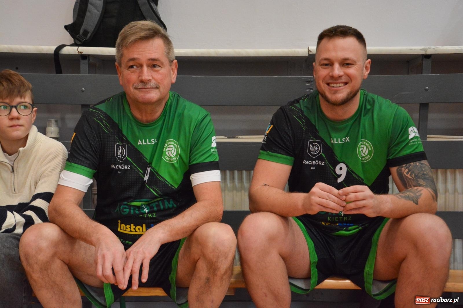 Zdjęcie w galerii na portalu naszraciborz.pl: Tu wszystko gra! Charytatywny mecz siatkówki na 32. finał WOŚP w Raciborzu wiadomości z regionu