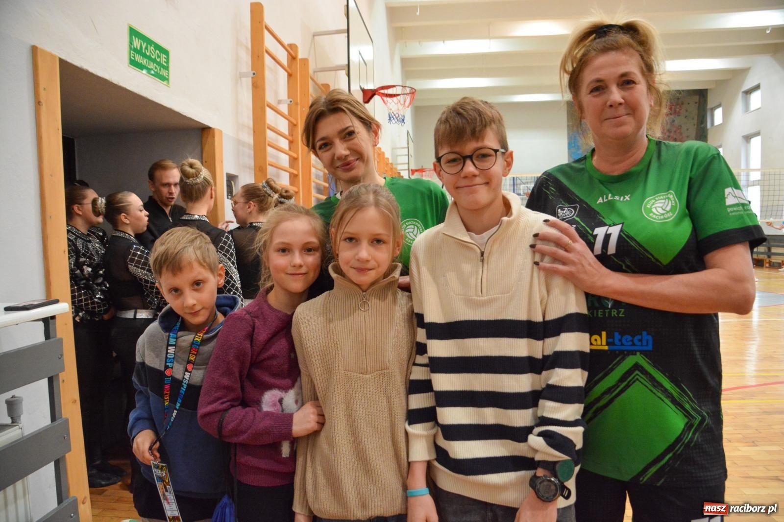 Zdjęcie w galerii na portalu naszraciborz.pl: Tu wszystko gra! Charytatywny mecz siatkówki na 32. finał WOŚP w Raciborzu wiadomości z regionu