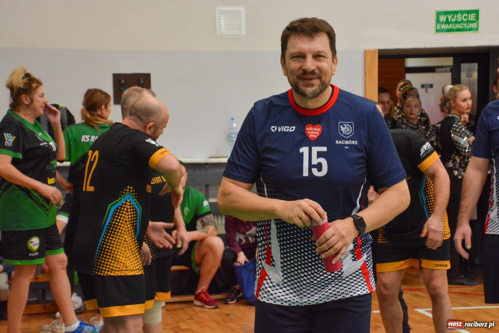 Zdjęcie w galerii na portalu naszraciborz.pl: Tu wszystko gra! Charytatywny mecz siatkówki na 32. finał WOŚP w Raciborzu wiadomości z regionu