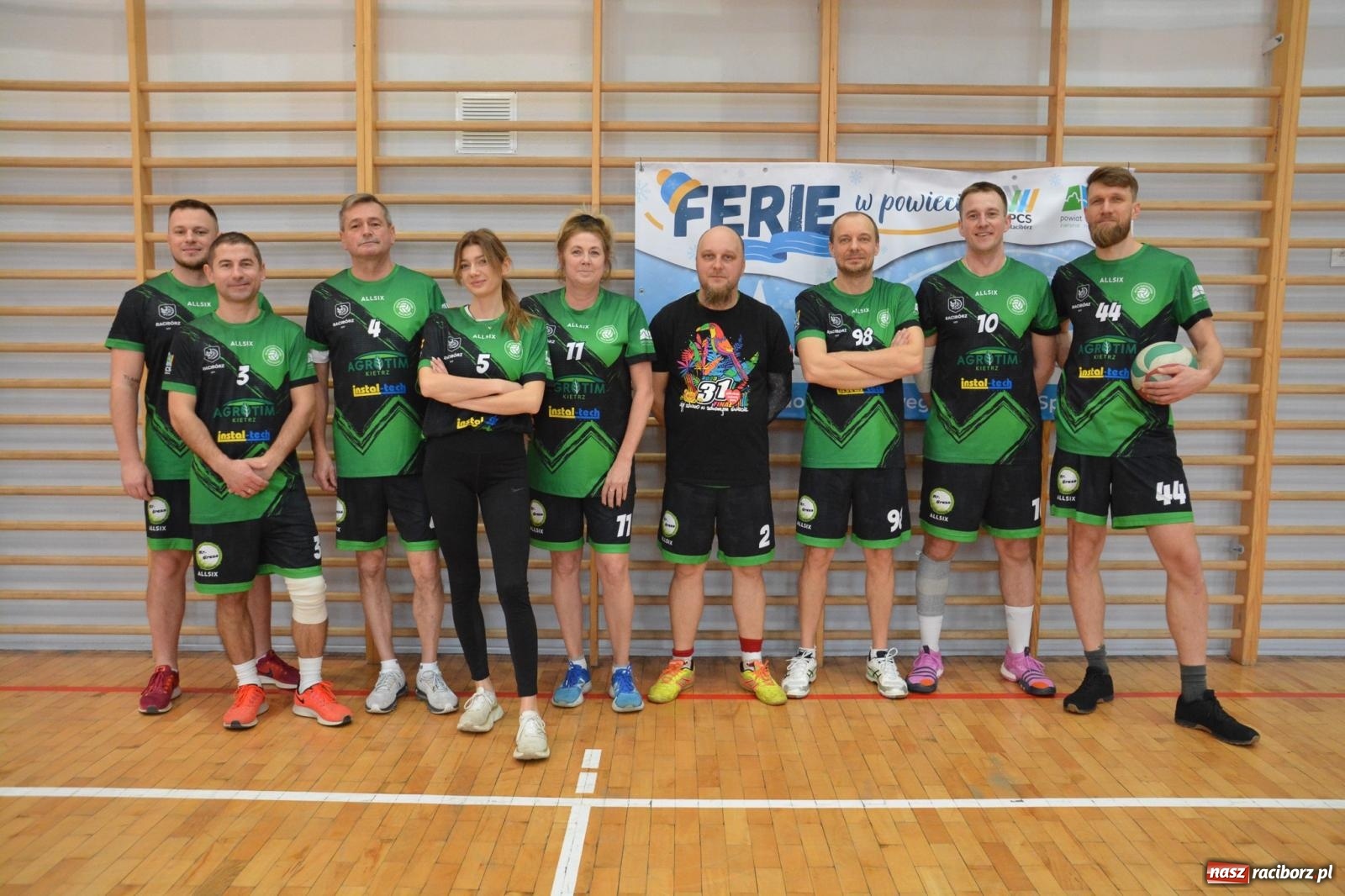 Zdjęcie w galerii na portalu naszraciborz.pl: Tu wszystko gra! Charytatywny mecz siatkówki na 32. finał WOŚP w Raciborzu wiadomości z regionu