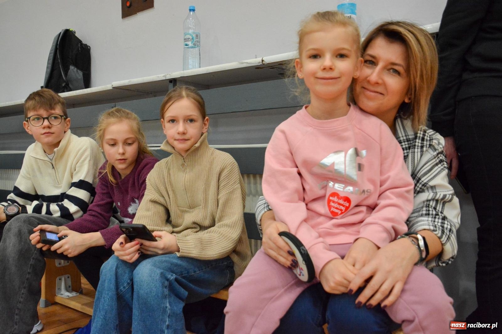 Zdjęcie w galerii na portalu naszraciborz.pl: Tu wszystko gra! Charytatywny mecz siatkówki na 32. finał WOŚP w Raciborzu wiadomości z regionu